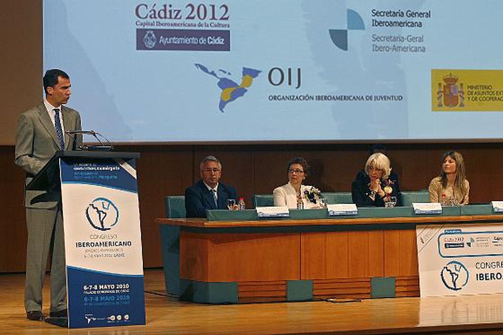 El acto de inauguración del Congreso Iberoamericano de Jóvenes Empresarios ha estado presidido por el Príncipe de Asturias, acompañado por la Ministra de Igualdad y la alcaldesa de Cádiz, entre otros

Foto: Joaquin Pino
