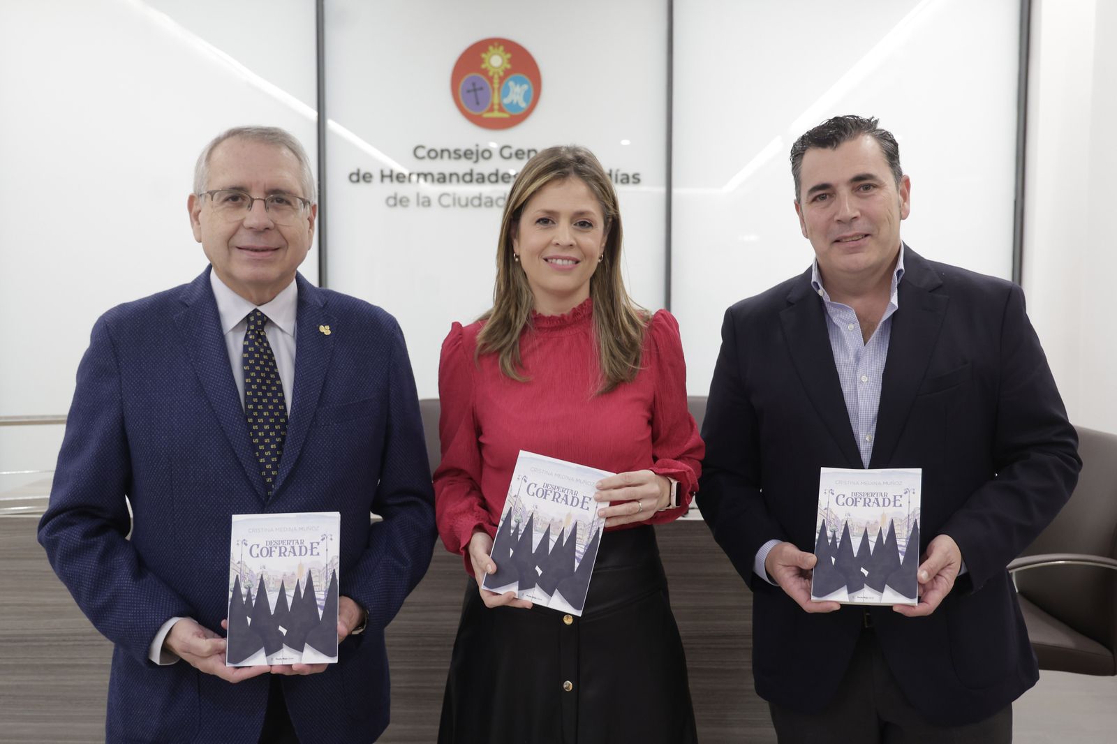 José Carretero, Cristina Medina y Carlos Valera en la presentación de la novela 'Despertar Cofrade'