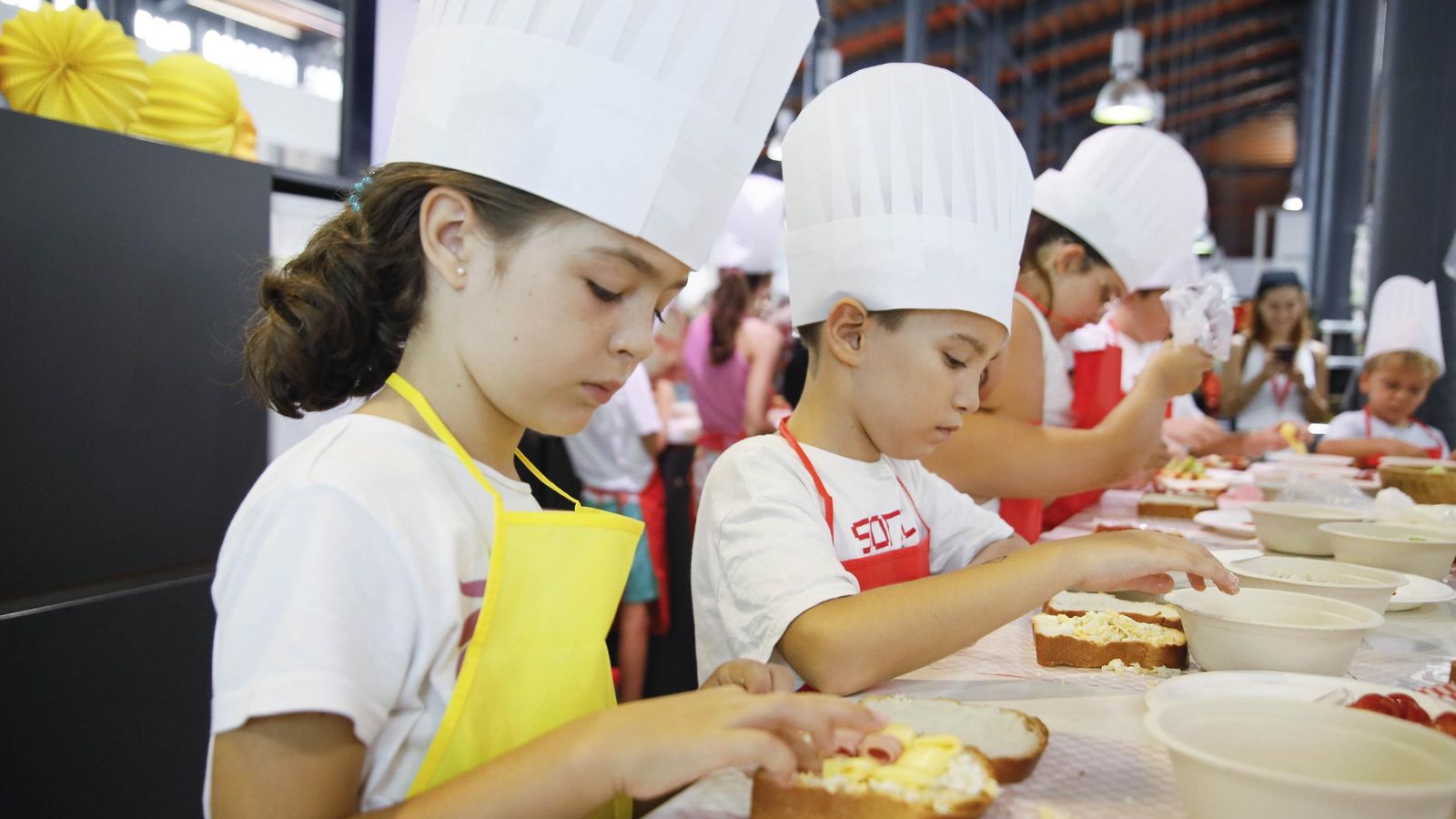Las imágenes del taller infantil de cocina en el mercado de Almería