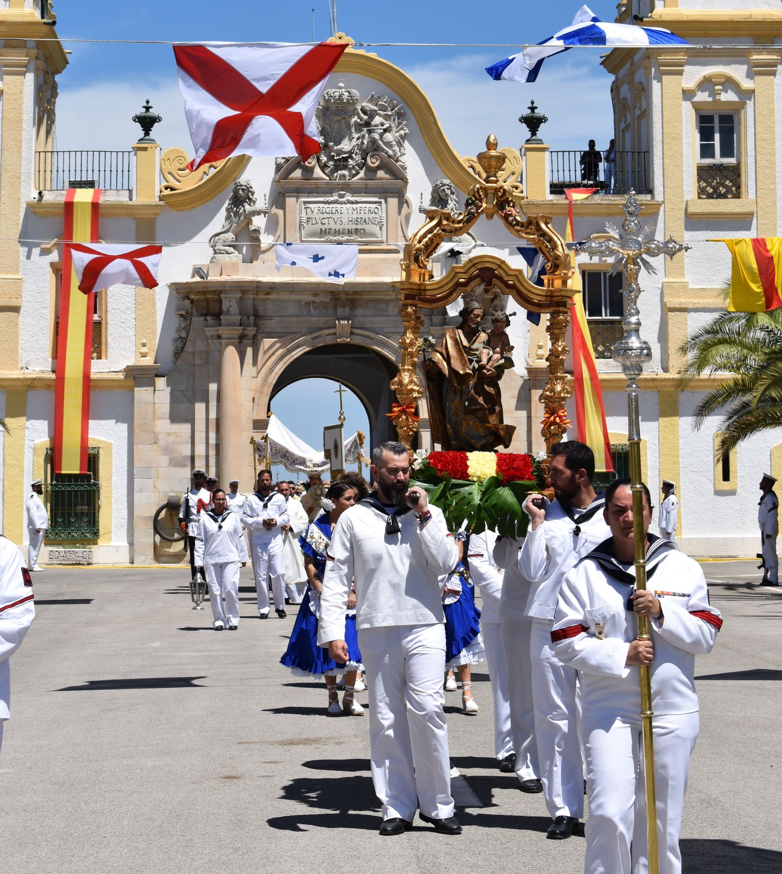 La procesión regresa a la iglesia del Rosario, tras la bendición del mar en el muelle de La Carraca.