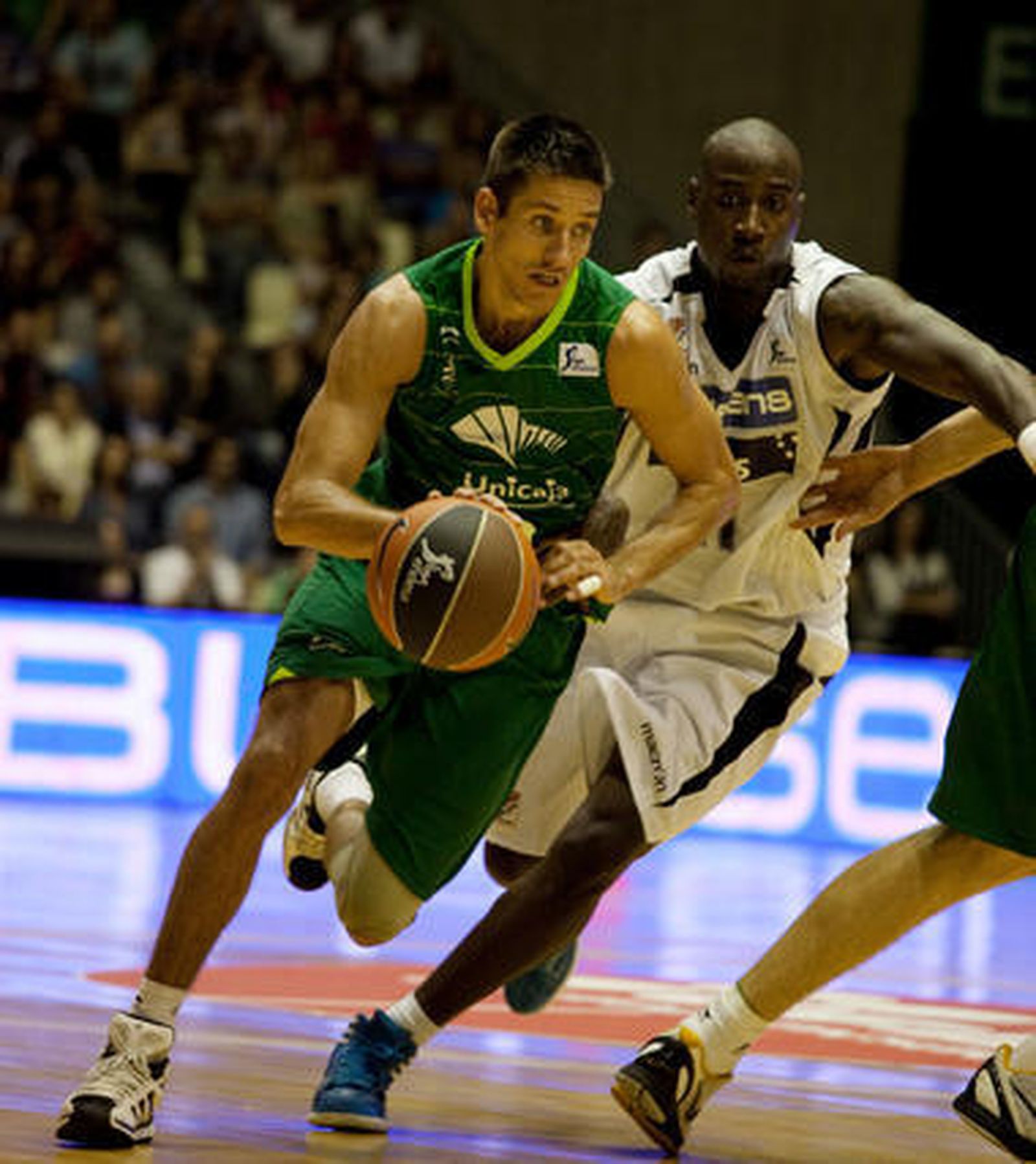 Unicaja vence en Santiago al Blusens Monbus por 71-78 después de sobreponerse a un mal inicio  Foto: ACBMEDIA