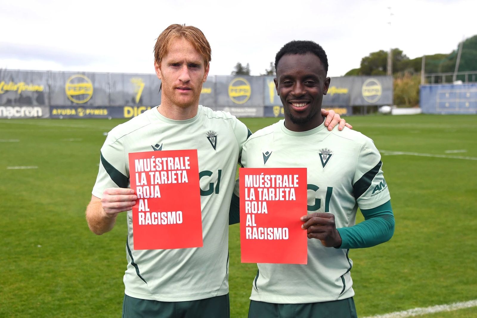 Álex y Diarra posan con el lema de la campaña.
