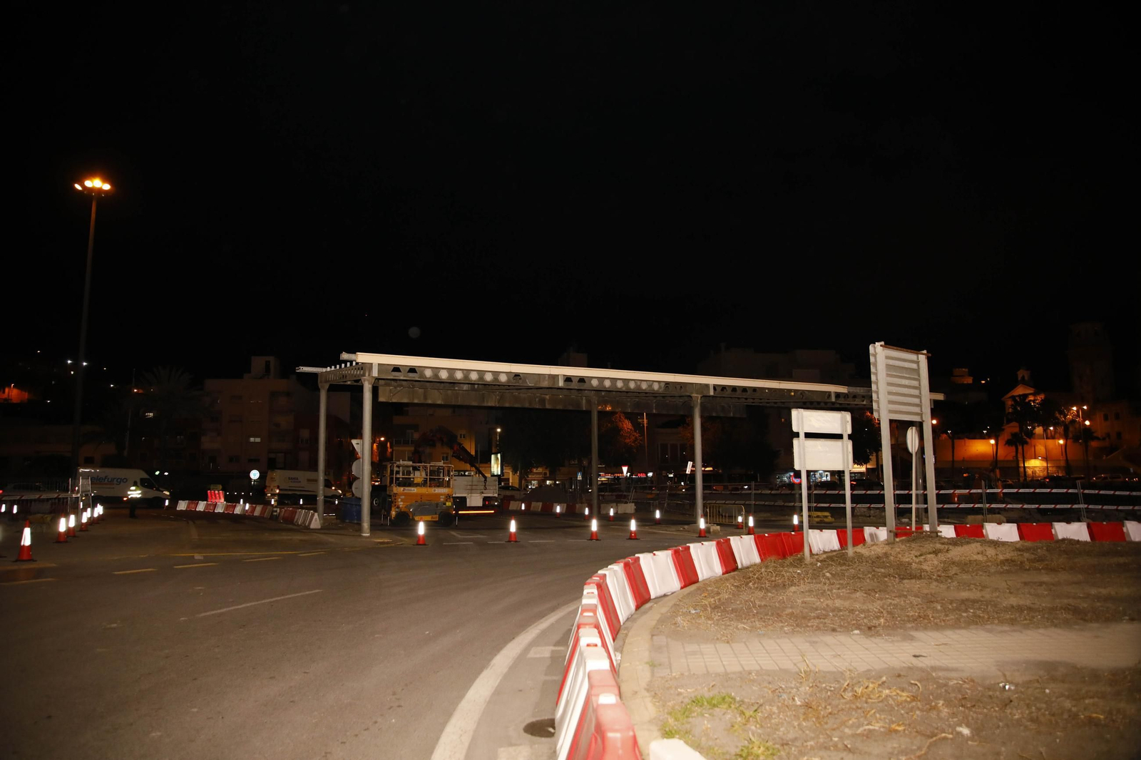 Las imágenes del derribo de la marquesina de la entrada al Puerto de Almería