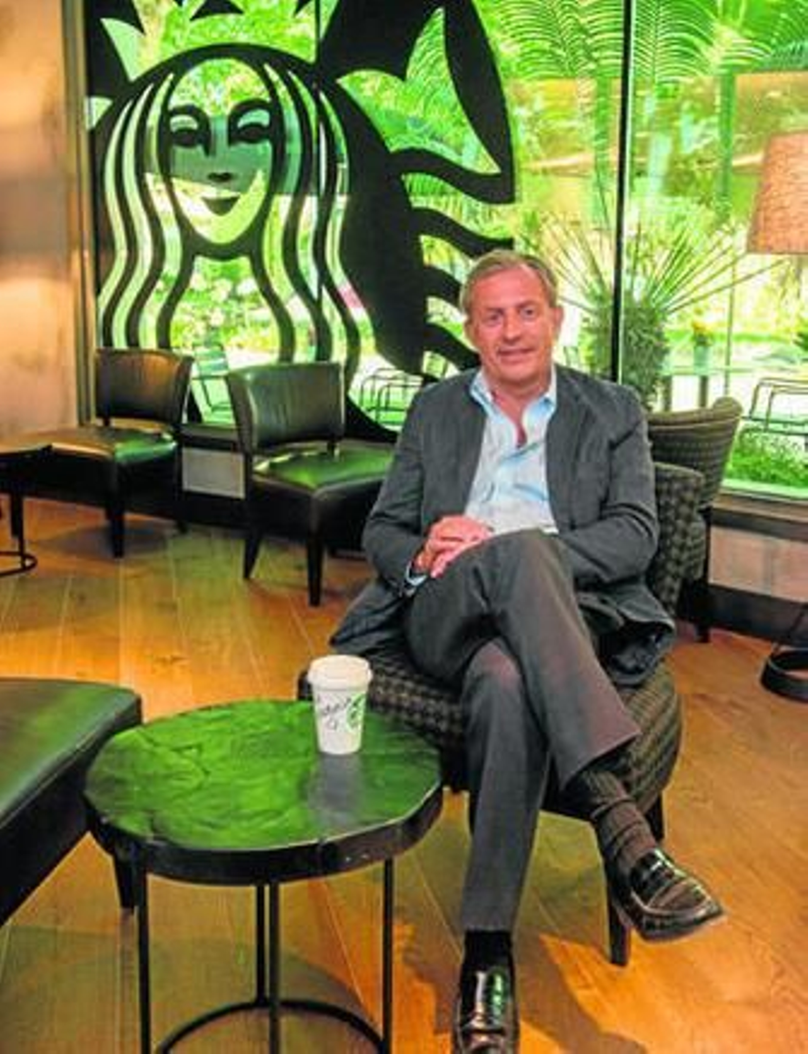 Álvaro Salafranca posa ayer en la nueva tienda que se abre hoy en Marbella.