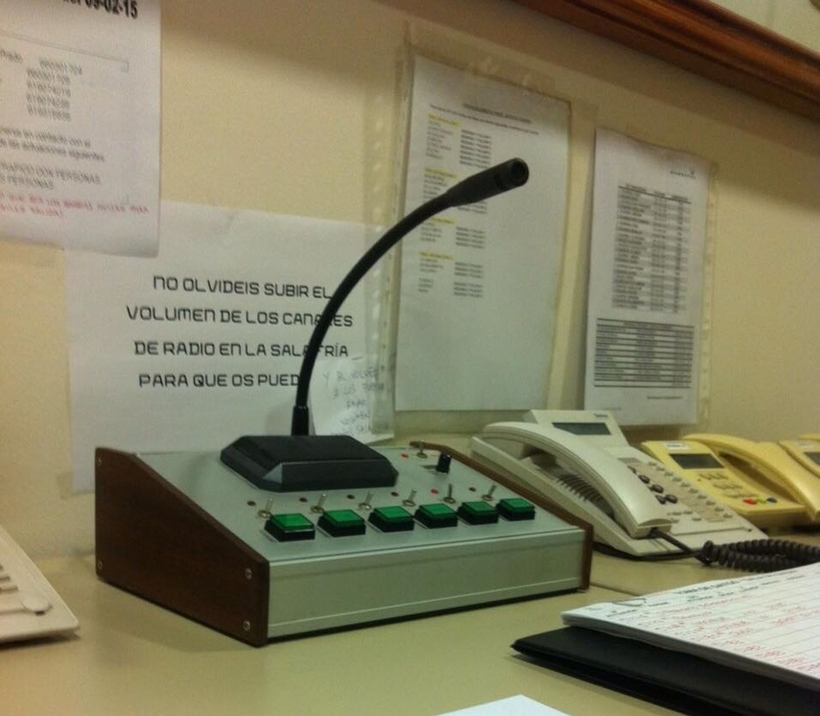 La radio y los teléfonos que utilizan en la Sala del 085 tras la última avería.