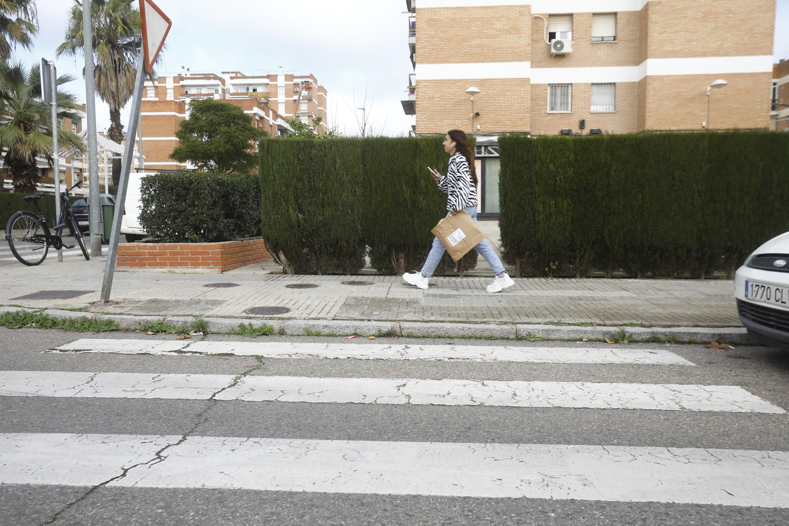 Imágenes de algunos de los pasos de peatones de Córdoba en los que se mejorará la accesibilidad