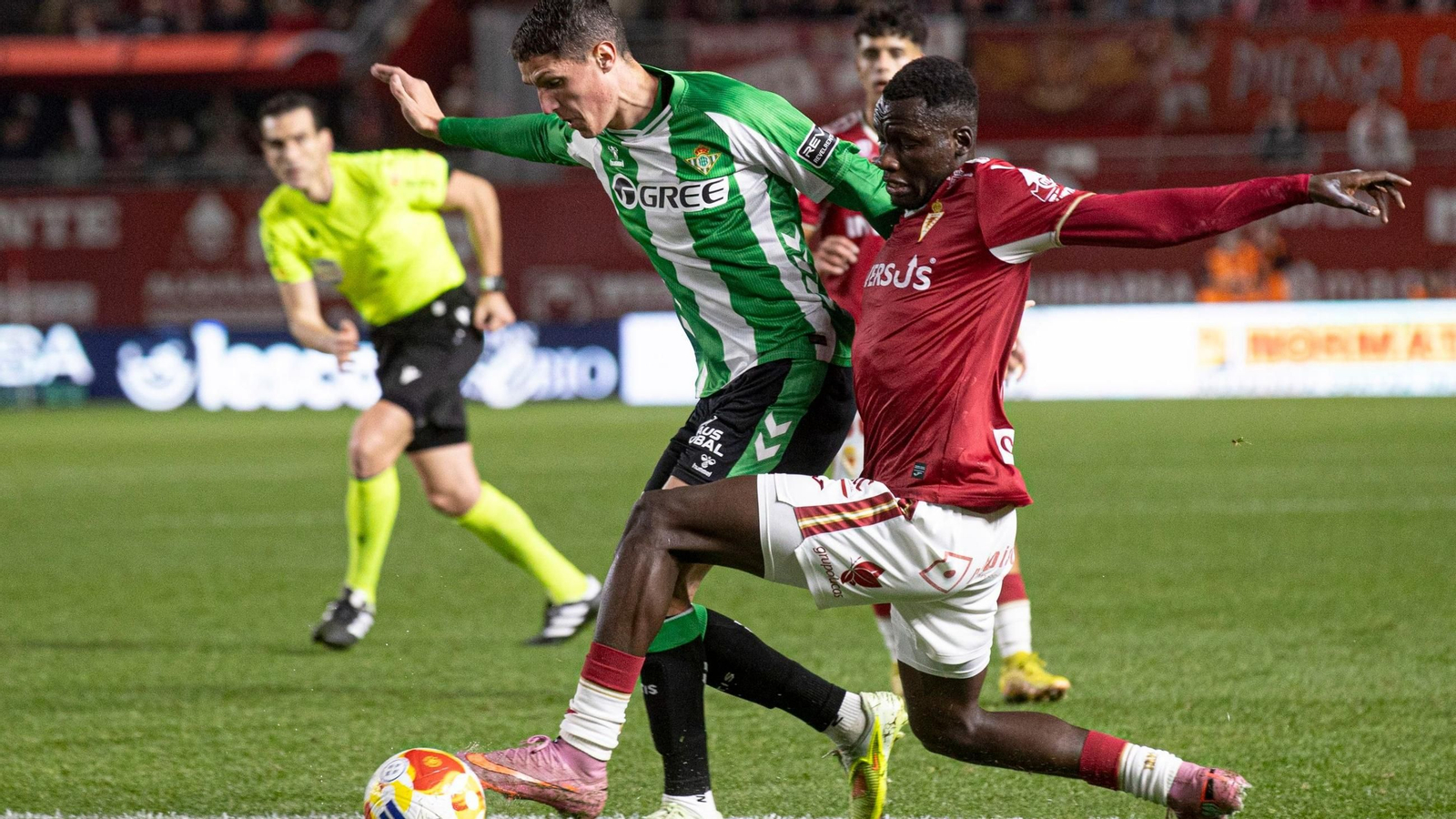 Sergi Altimira disputa el balón con Sekou.