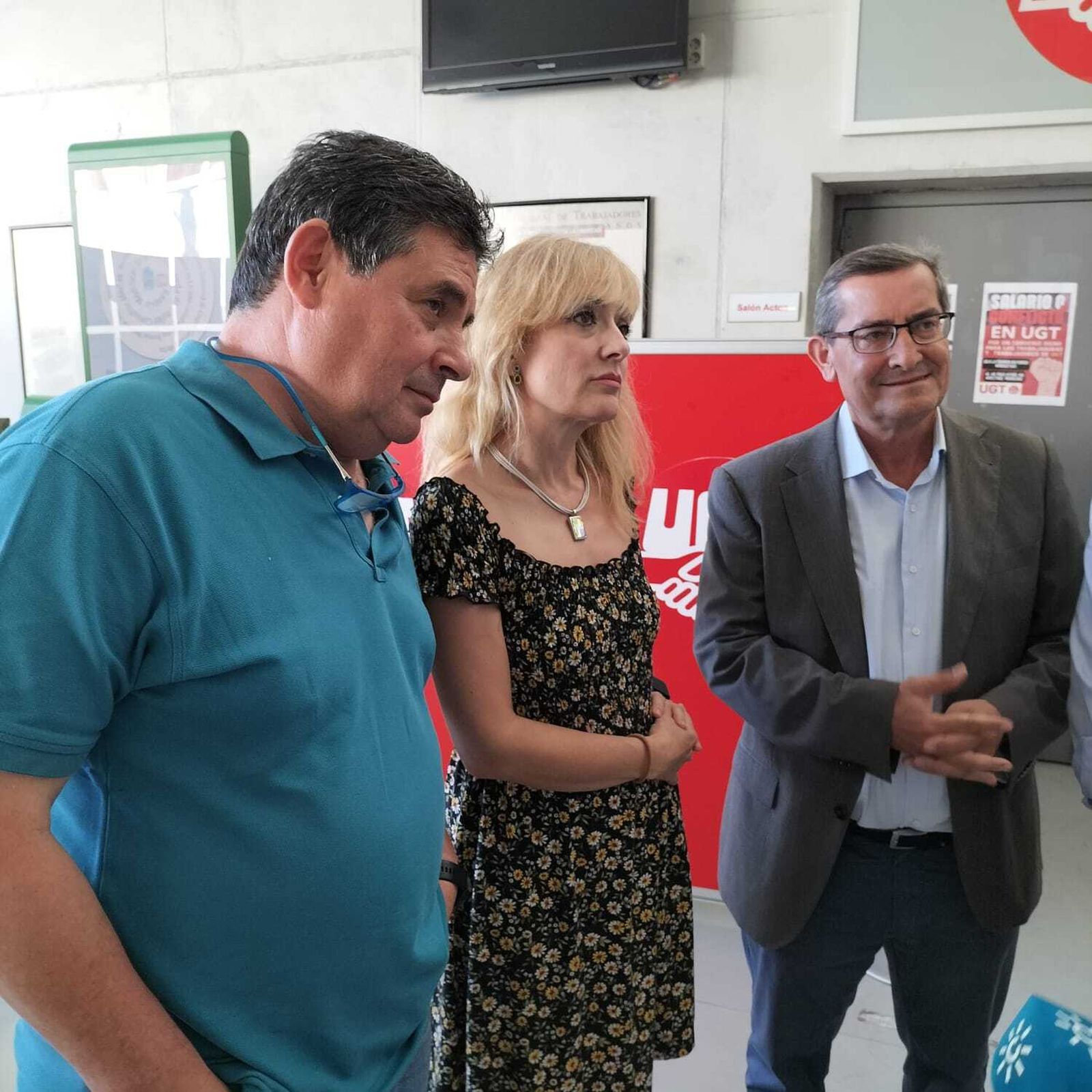 Pepe Entrena (derecha) junto a los representantes de UGT