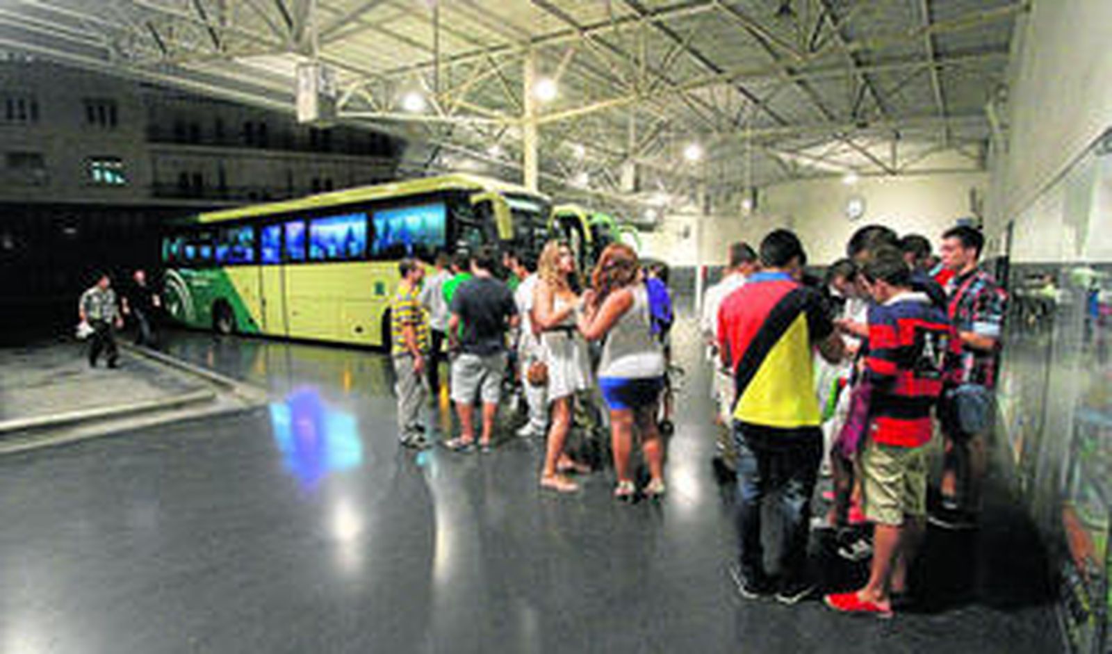 Decenas de usuarios esperando en la estación de autobuses de Algeciras la salida del autocar hacia Tarifa.