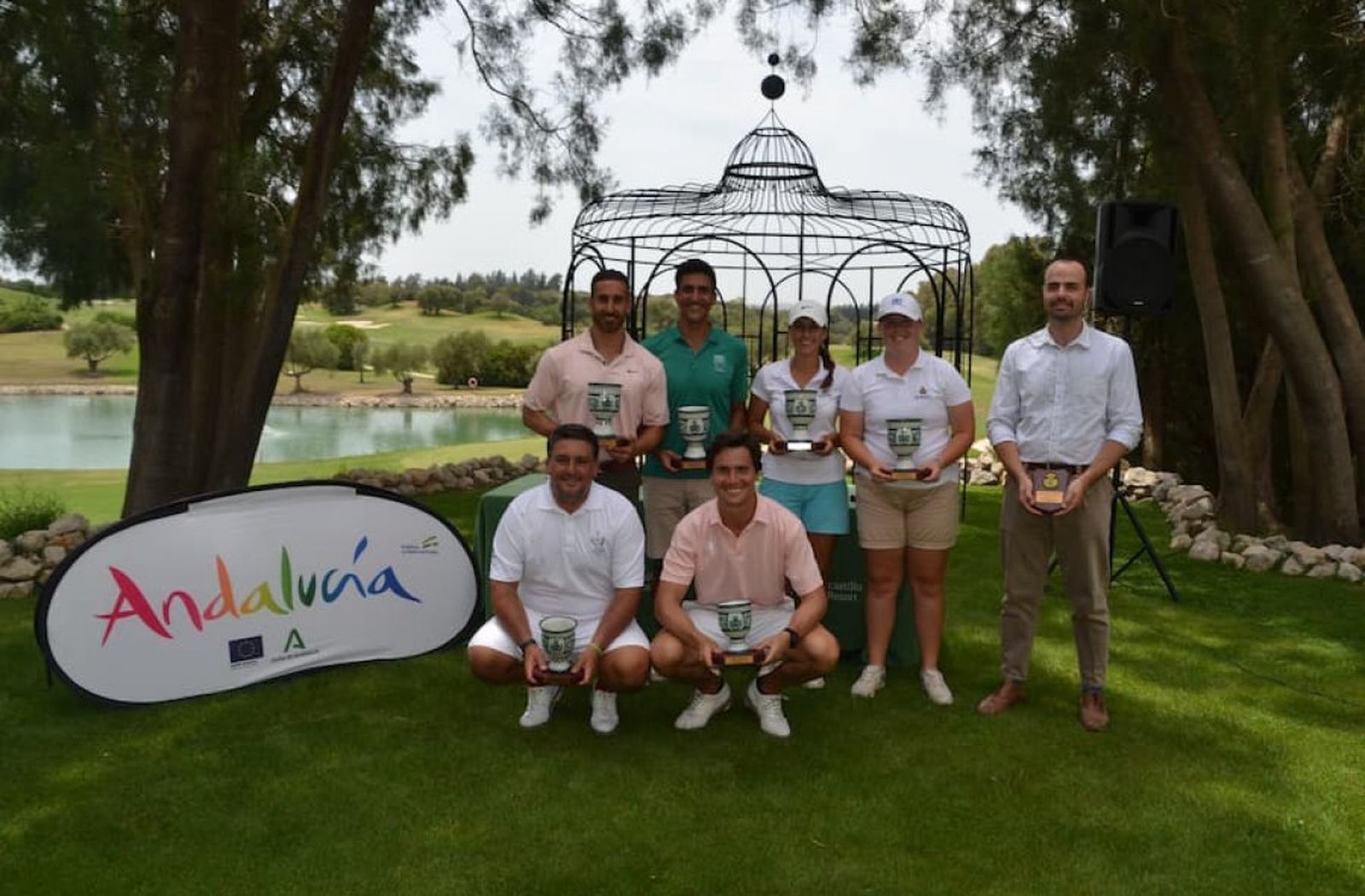 Foto de familia con los campeones de Andalucía de dobles.