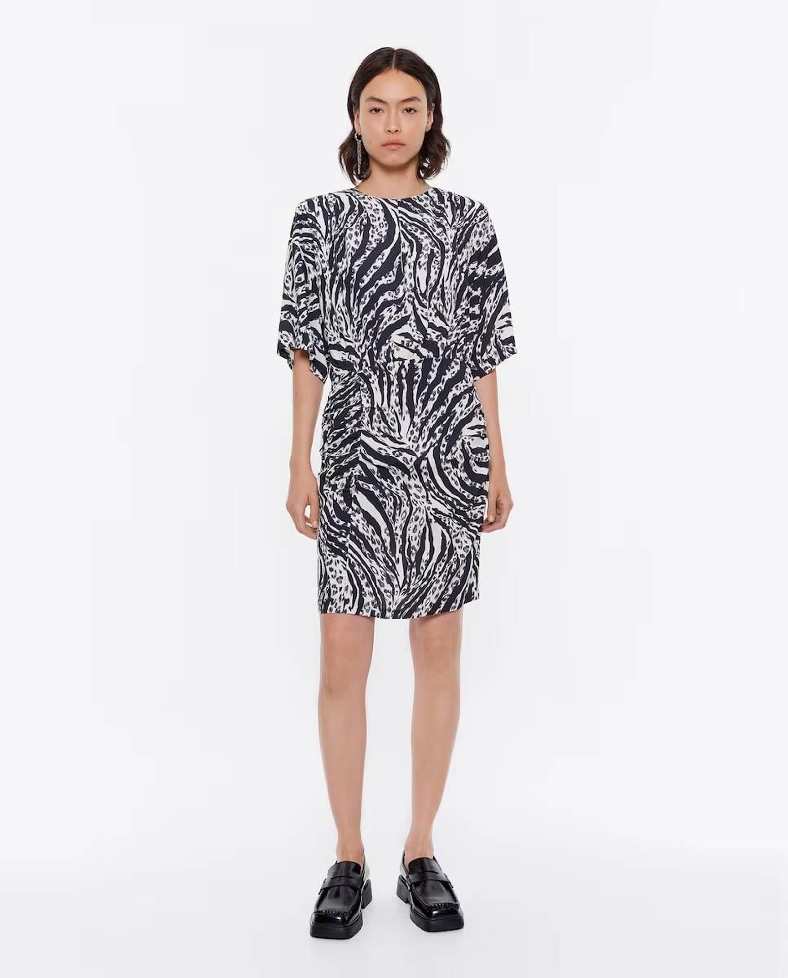 Vestido con hombreras y estampado