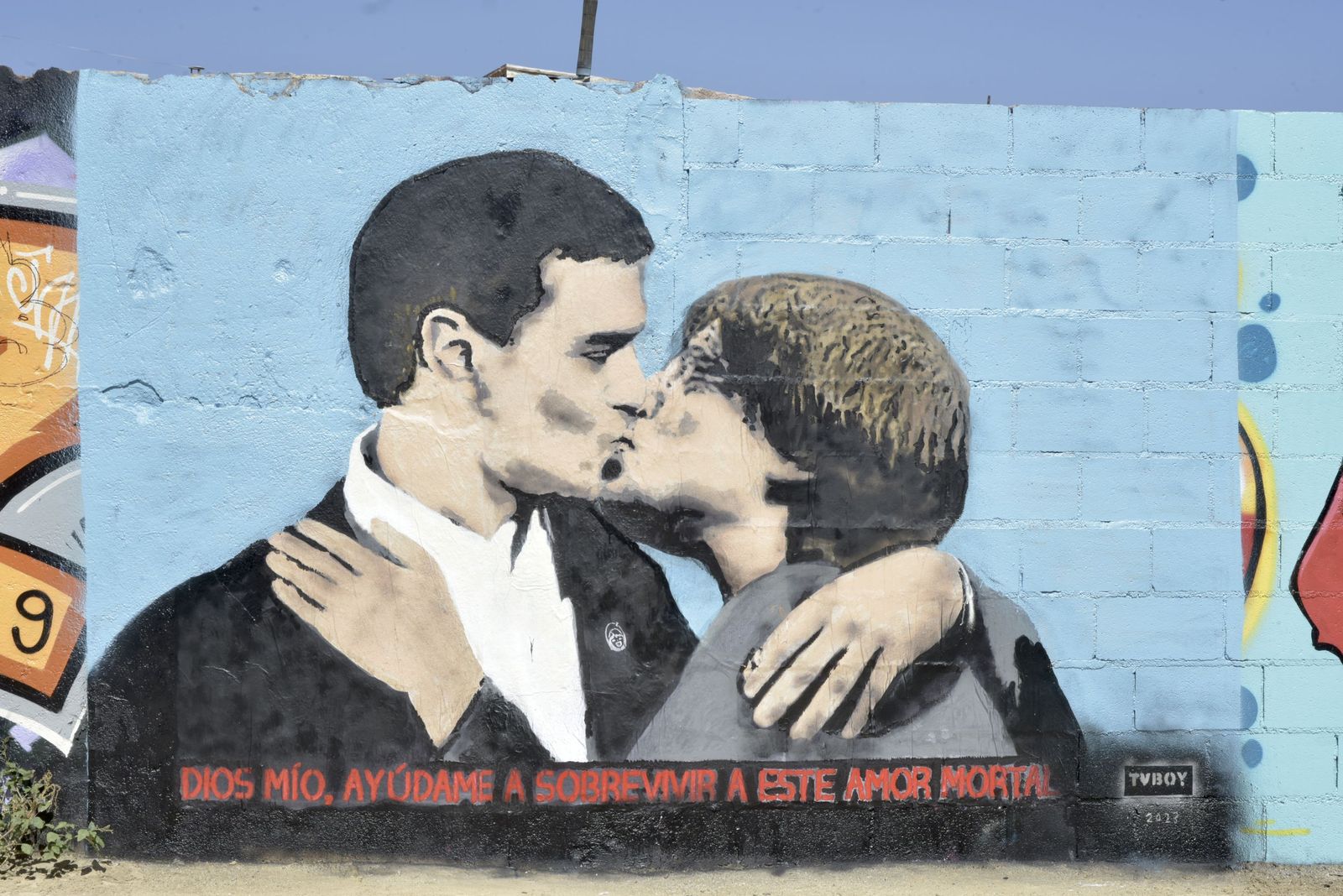 Mural con Sánchez y Puigdemont.