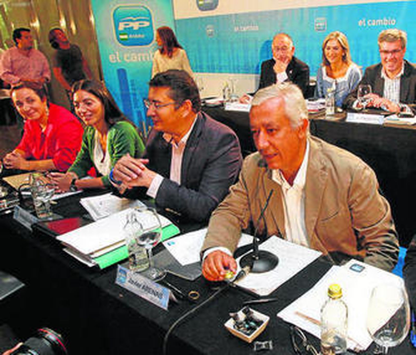 Rosario Soto, a la izquierda de Antonio Sanz y Javier Arenas.