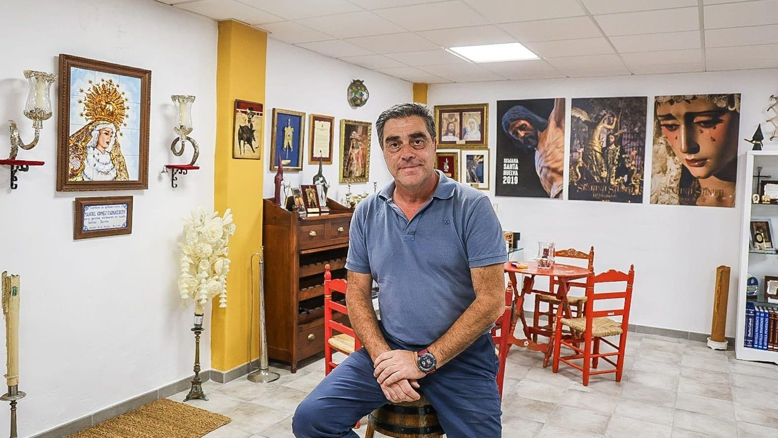 Manuel Gómez "Carnicerito" junto al rincón favorito de su casa