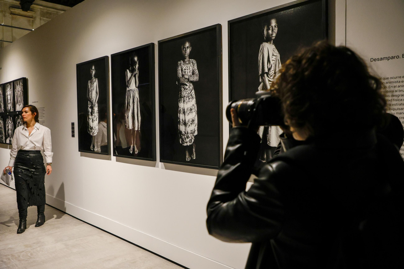 Las imágenes de la presentación de la exposición "Narrativas ocultas" de Isabel Muñoz y Susan Meiselas, en Artillería