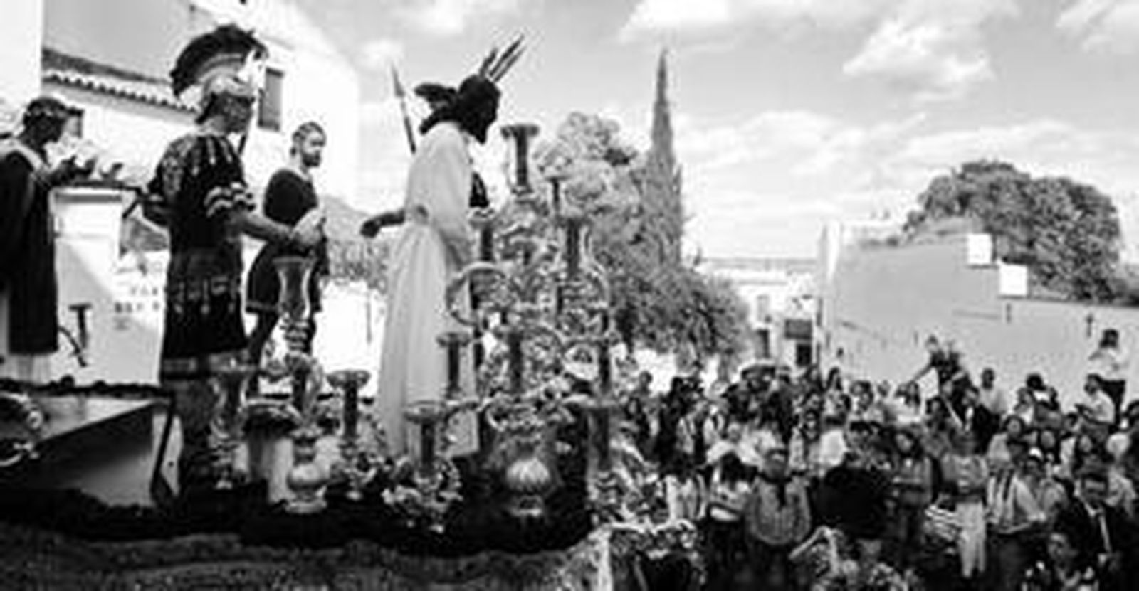 El Señor de la Sangre en su paso de misterio pasa por el entorno del Bailío camino de la Carrera Oficial.