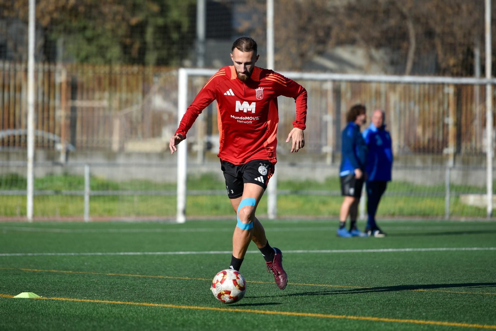 Adolfo conduce el balón este viernes en La Granja.