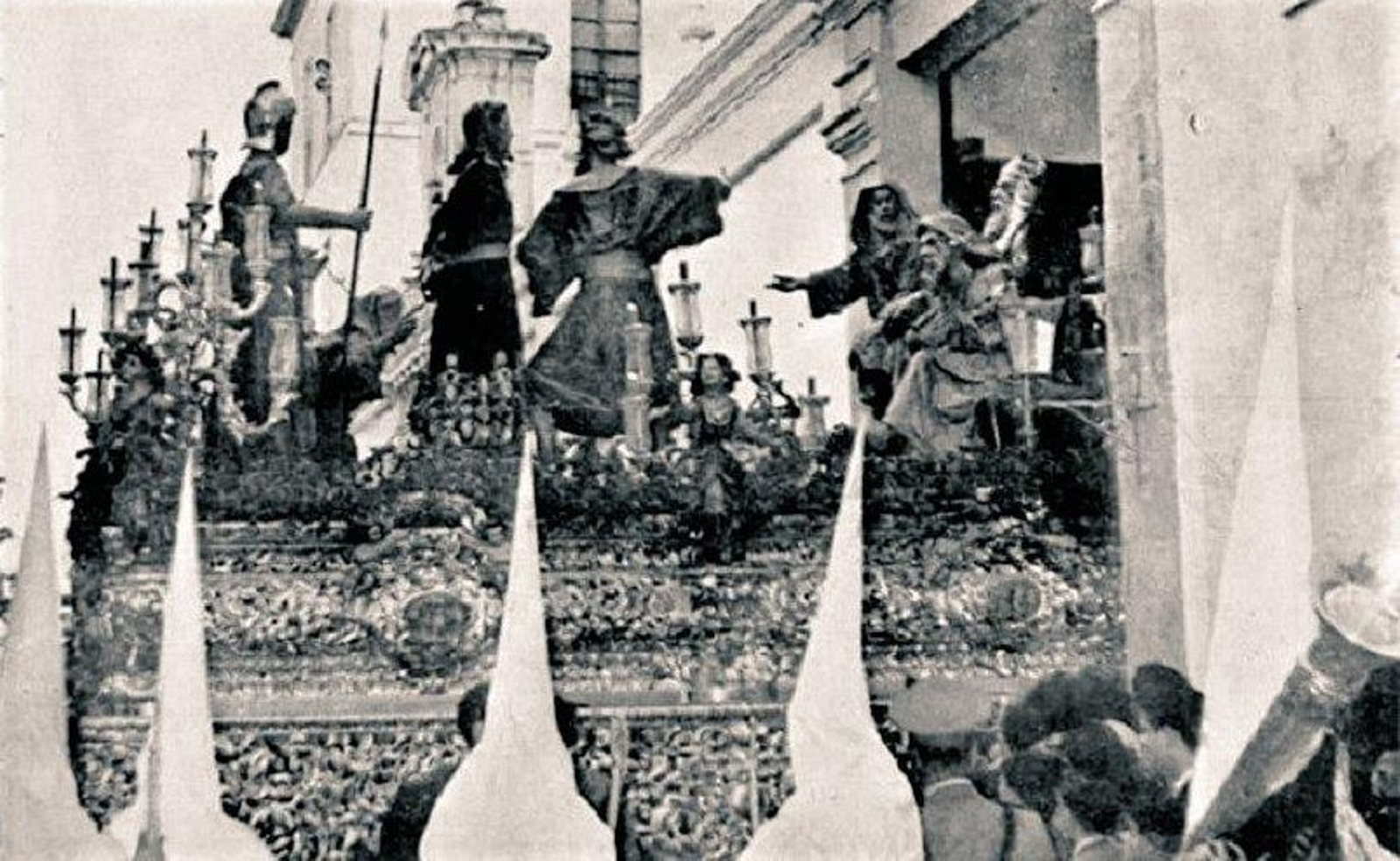 El paso de misterio de la Bofetá saliendo de San Antonio de Padua.