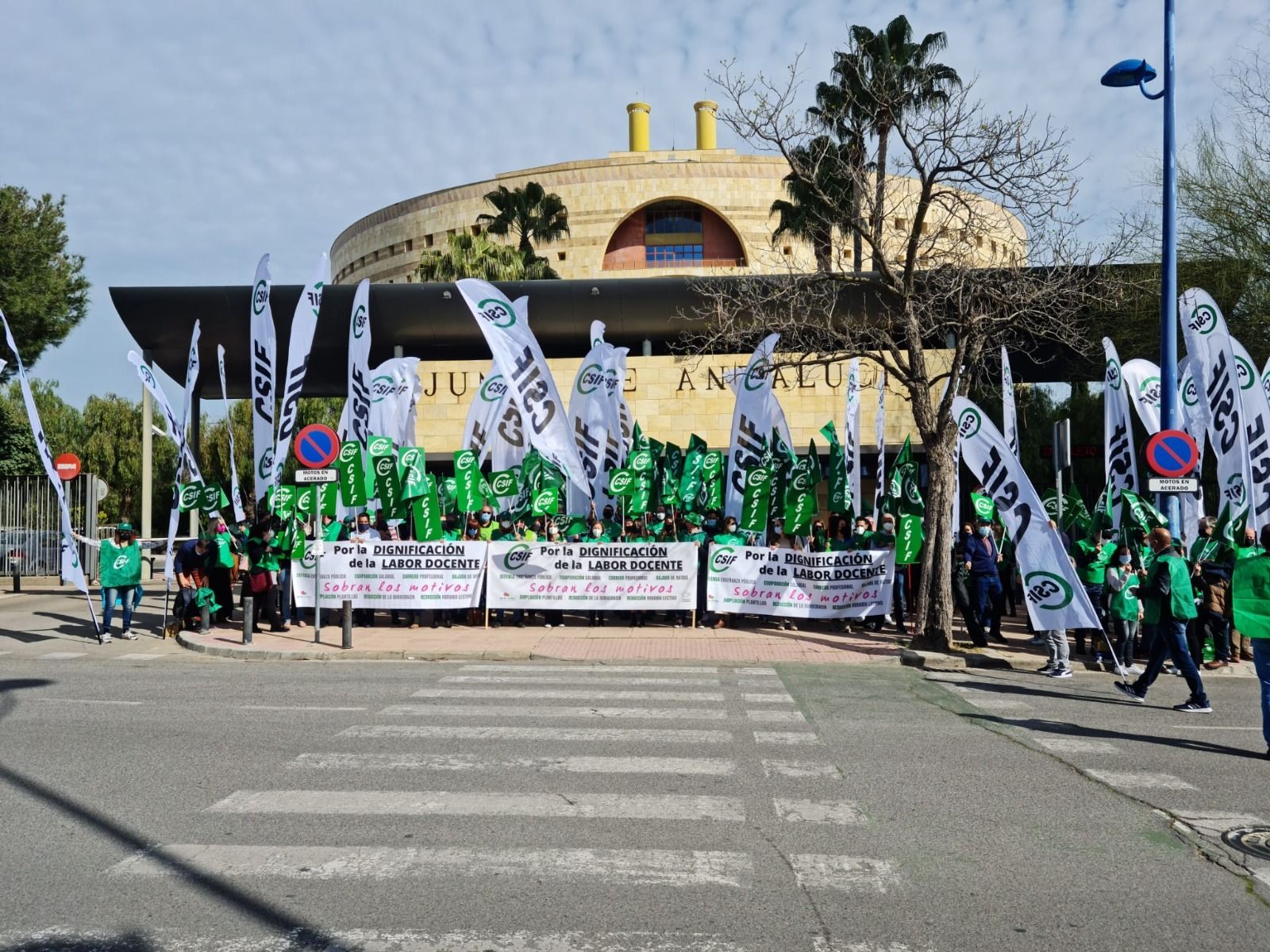 CSIF Huelva en la protesta del sindicato ante la Consejería de Educación y Deporte en Sevilla.