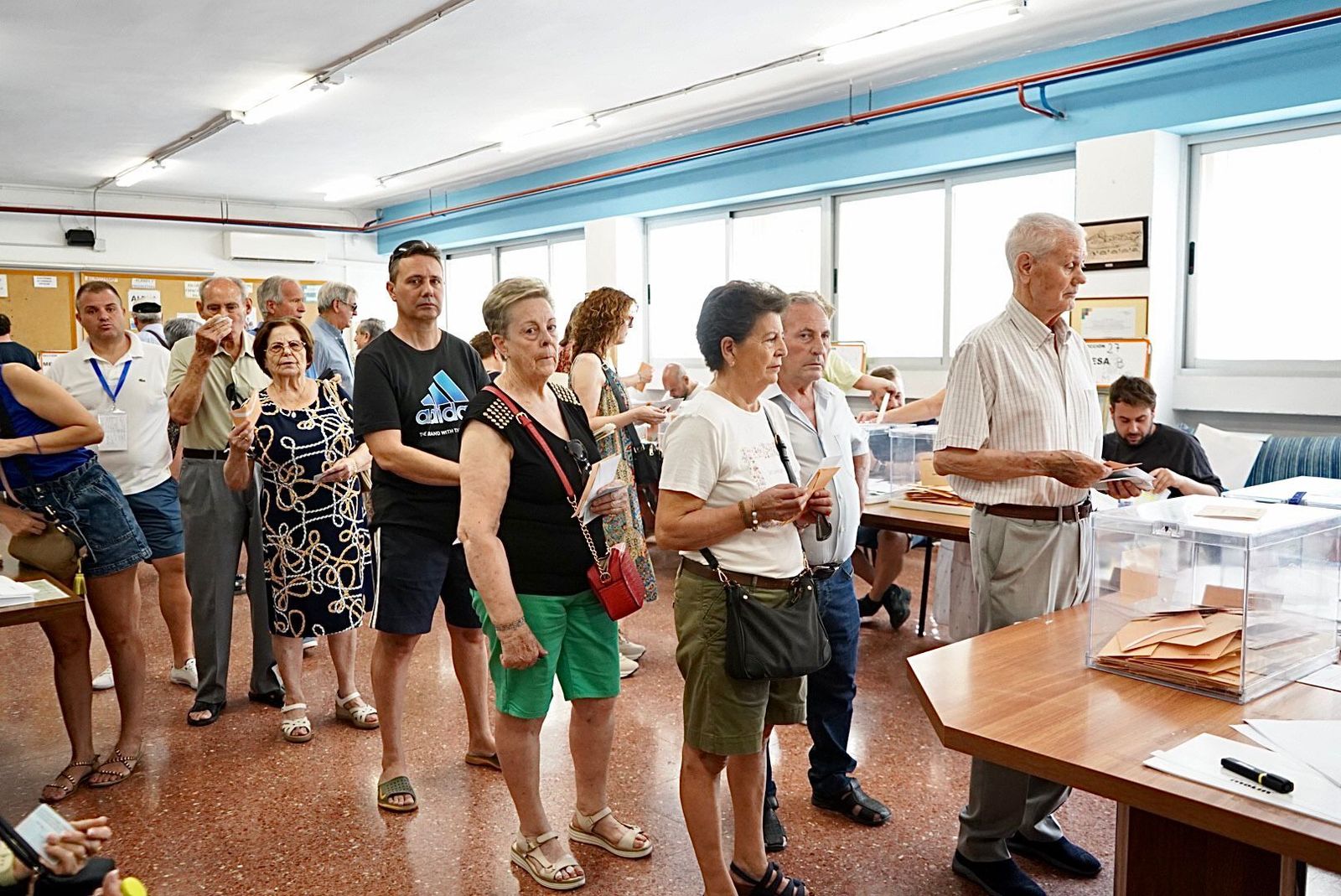 Fotos: Así están siendo las colas en los colegios electorales de Granada