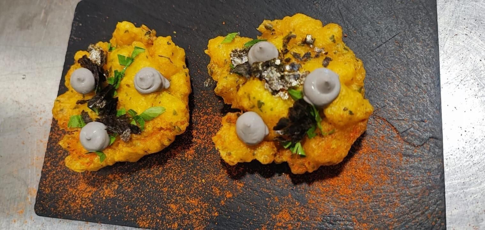 Tortillitas de bacalao con alioli negro en polvo de alga nori de la Taberna San Francisco