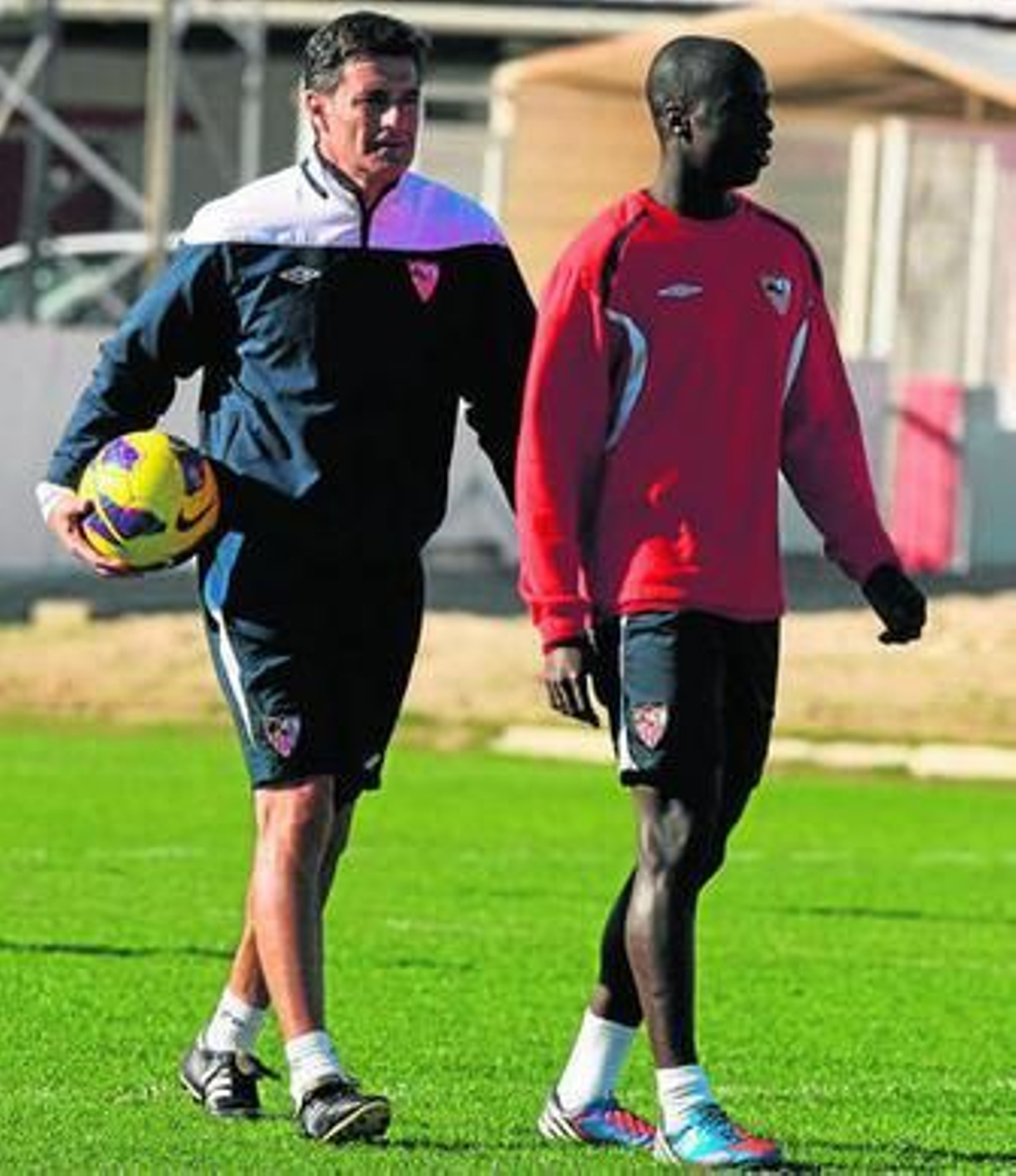 Míchel camina junto a Babá durante un receso del entrenamiento.