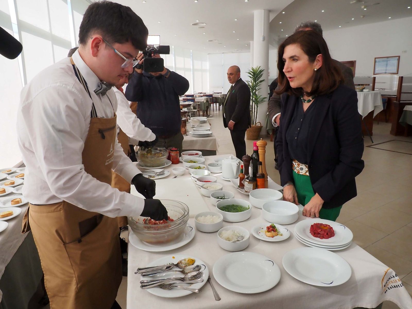 La consejera, Rocío Blanco, observa el trabajo de uno de los alumnos