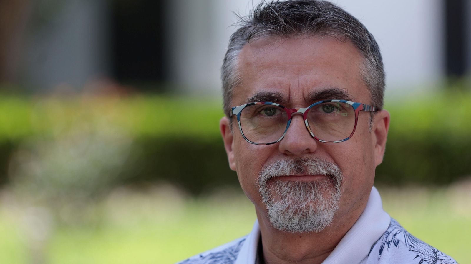 Alfredo Corell, en uno de los jardines del campus de Medicina de la Universidad de Sevilla en el Hospital Macarena.