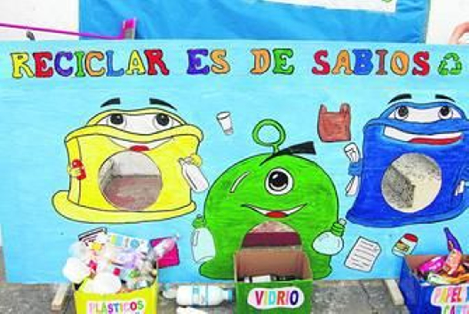 Imagen del divertido objeto creado por los profesores para recoger y reciclar la basura en el colegio algecireño.