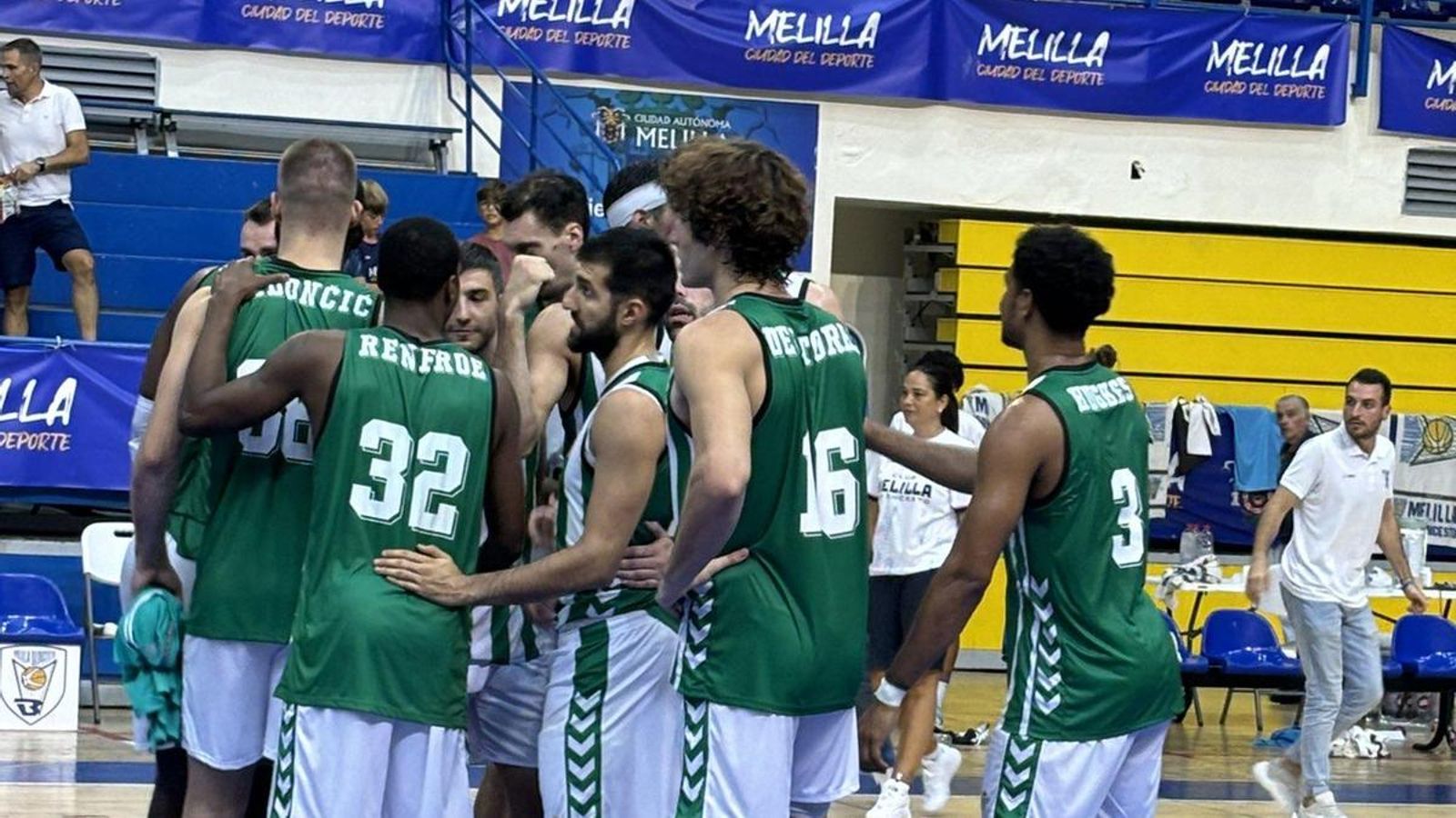 Los juagdores del Betis Baloncesto celebran el triunfo en Melilla.