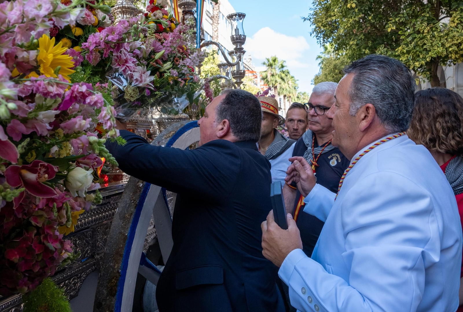 Ofrenda floral de David Toscano a Emigrantes este miércoles.