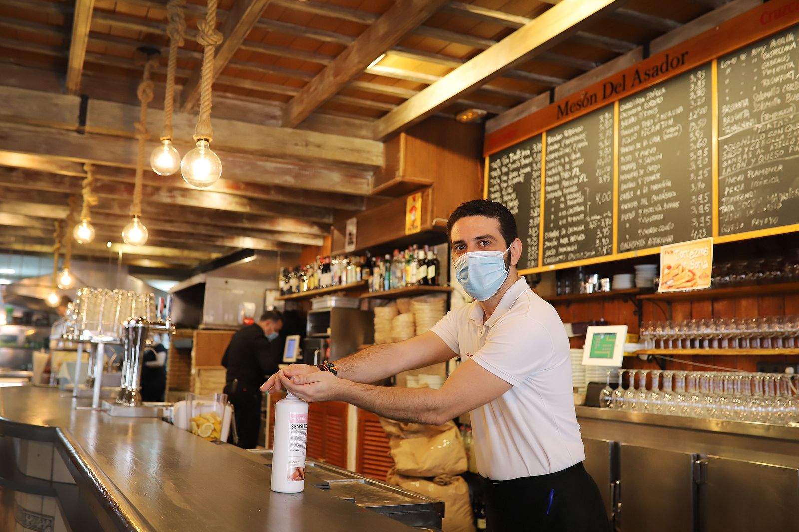 Imágenes de restaurantes y bares que comienzan la reapertura