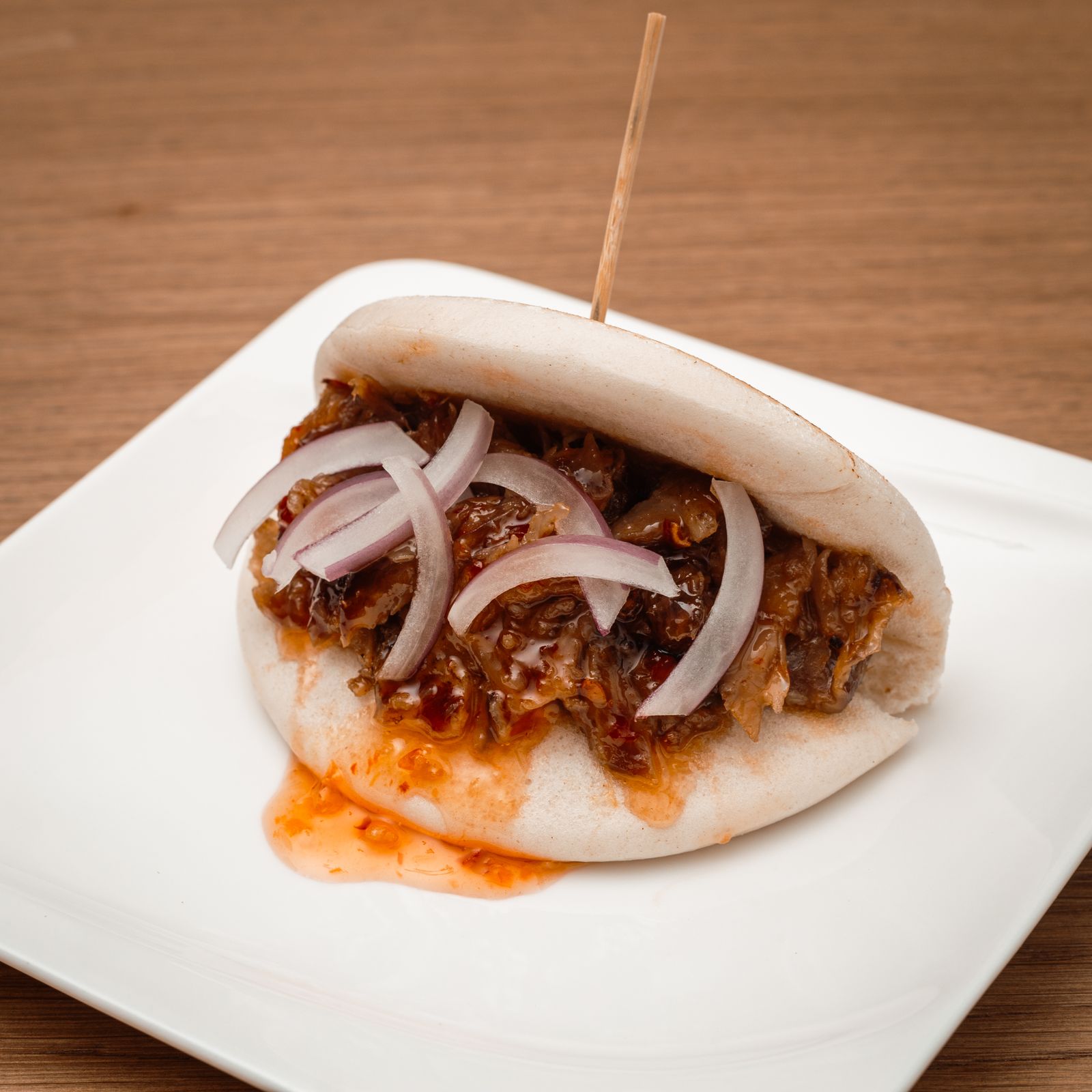 Pan bao al vapor relleno de costilla carnosa de cerdo glaseada sweet chilli