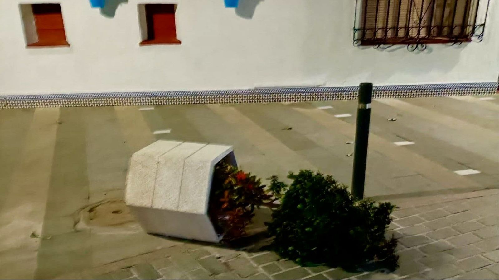 Papelera volcada en Mijas Pueblo.