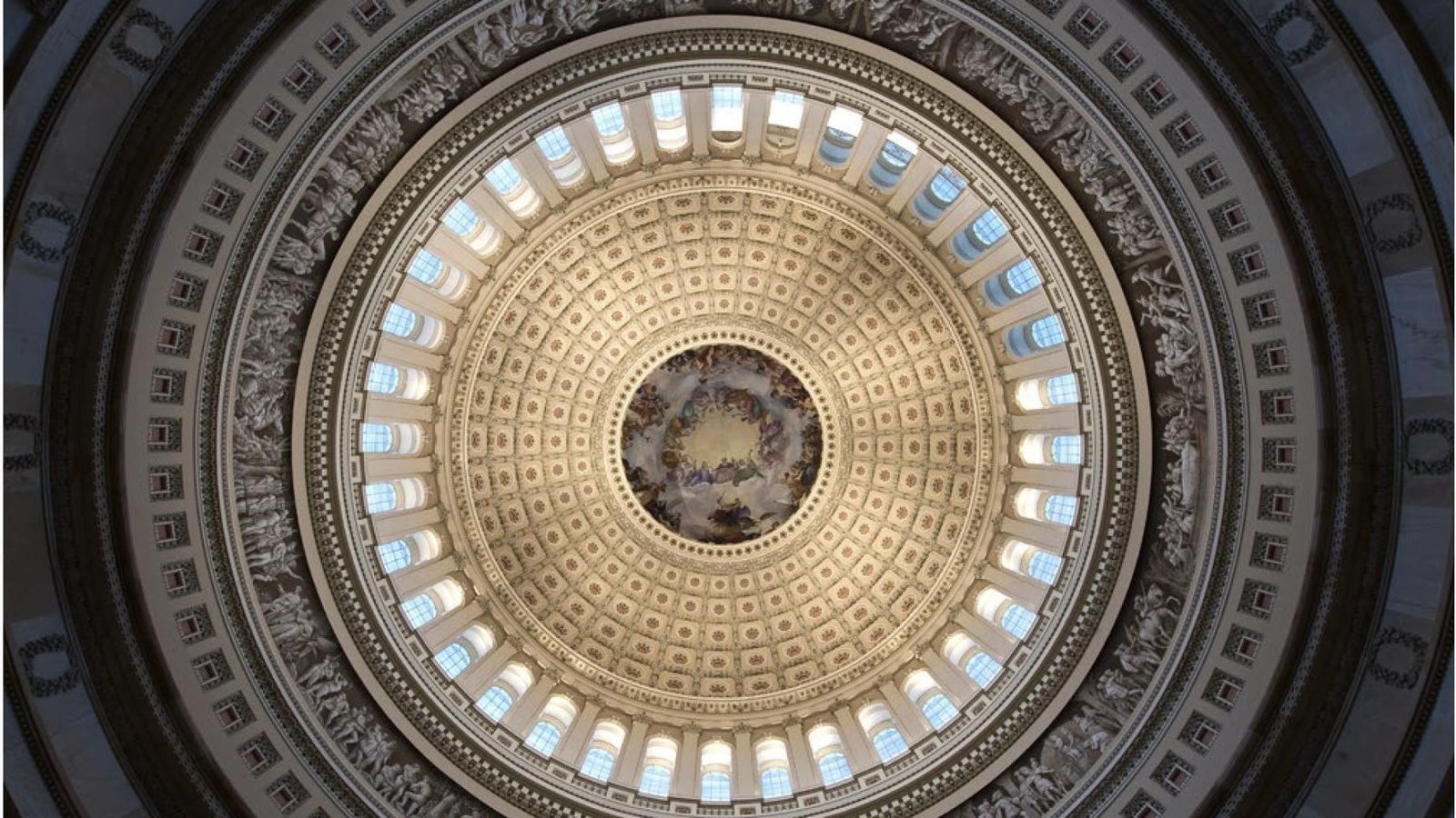 La impresionante cúpula del Capitolio con su friso.