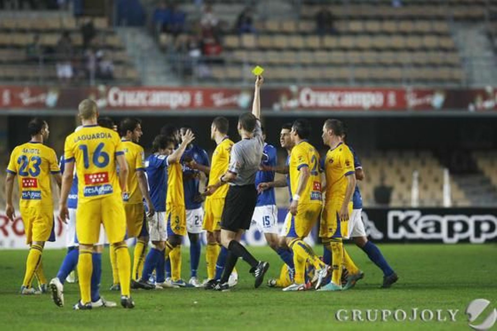 El colegiado del encuentro, el tinerfeño Daniel Jesús Trujillo Suárez, le enseña la amarilla a Raúl Cámara. El lateral derecho no se prodigó casi nunca en ataque, como tenía acostumbrado en los últimos partidos. 

Foto: Pascual