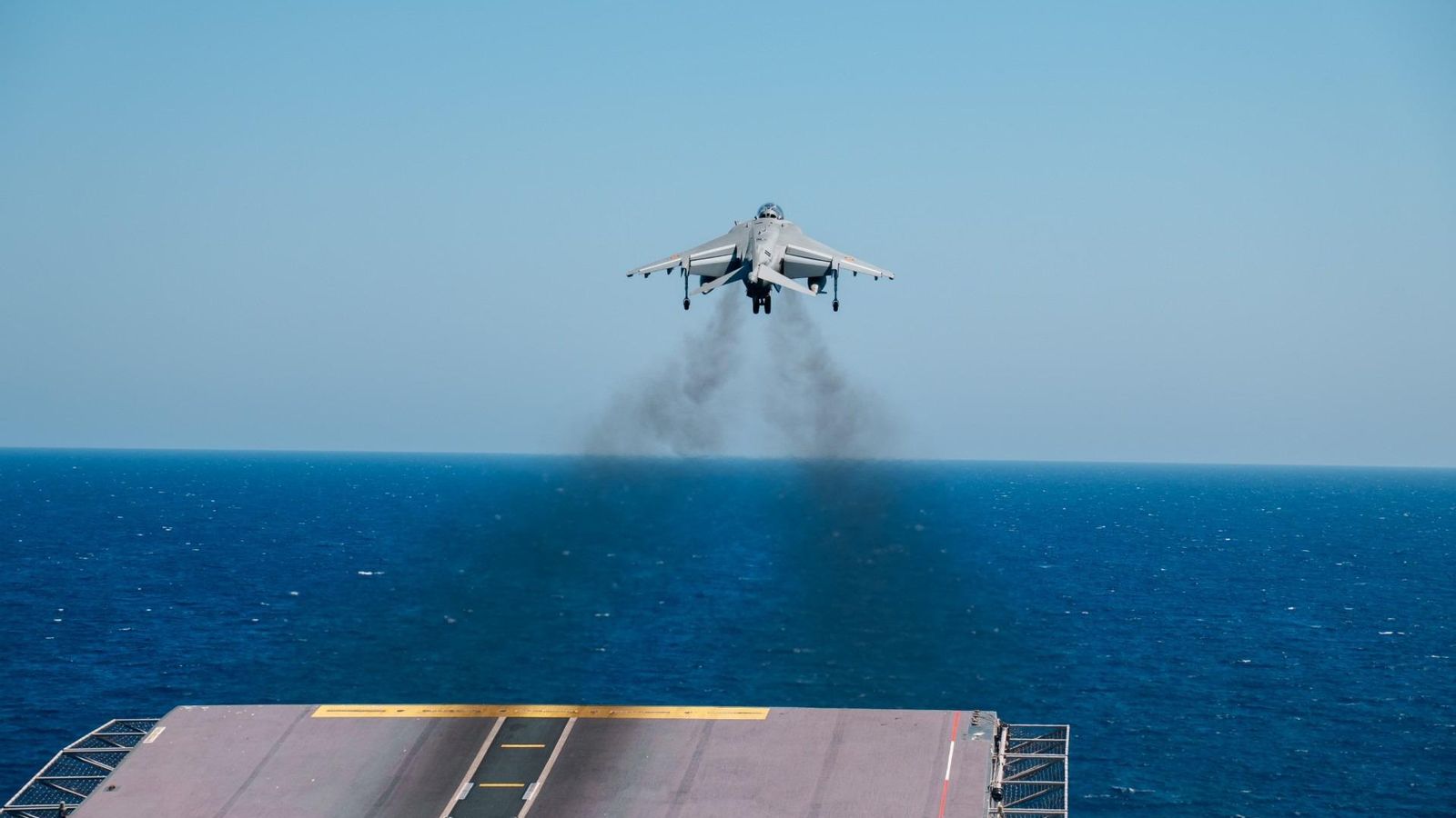 Un caza de combate despegue de un portaviones.