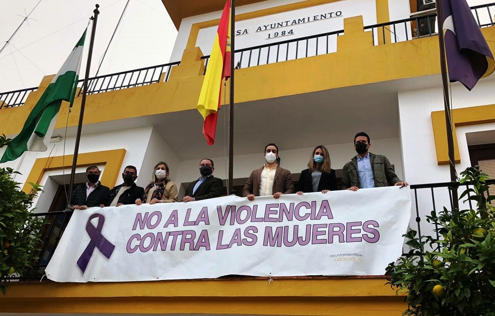 Colocación de una pancarta en la fachada del Ayuntamiento de Aljaraque.