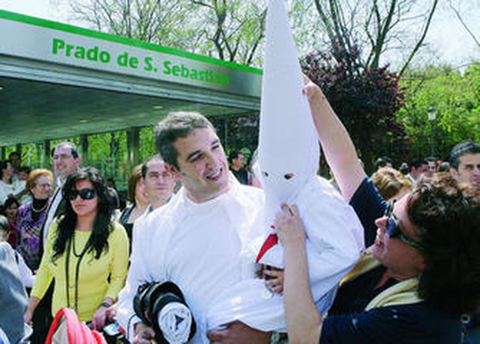 Un nazareno de La Borriquita y su hijo salen ayer de la estación del Prado de San Sebastián.