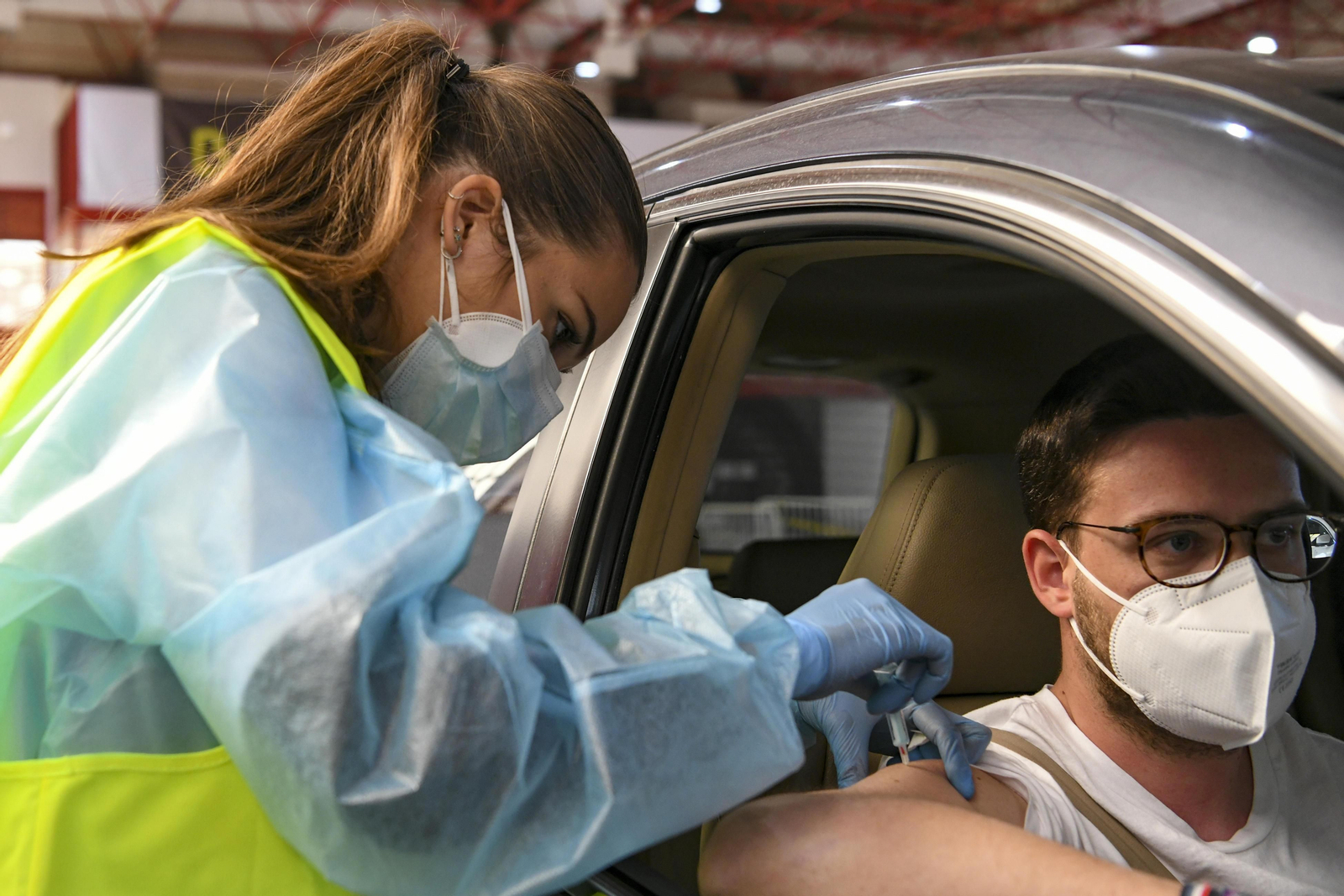 Fotos: así ha sido el inicio de la vacunación masiva del personal educativo de Granada