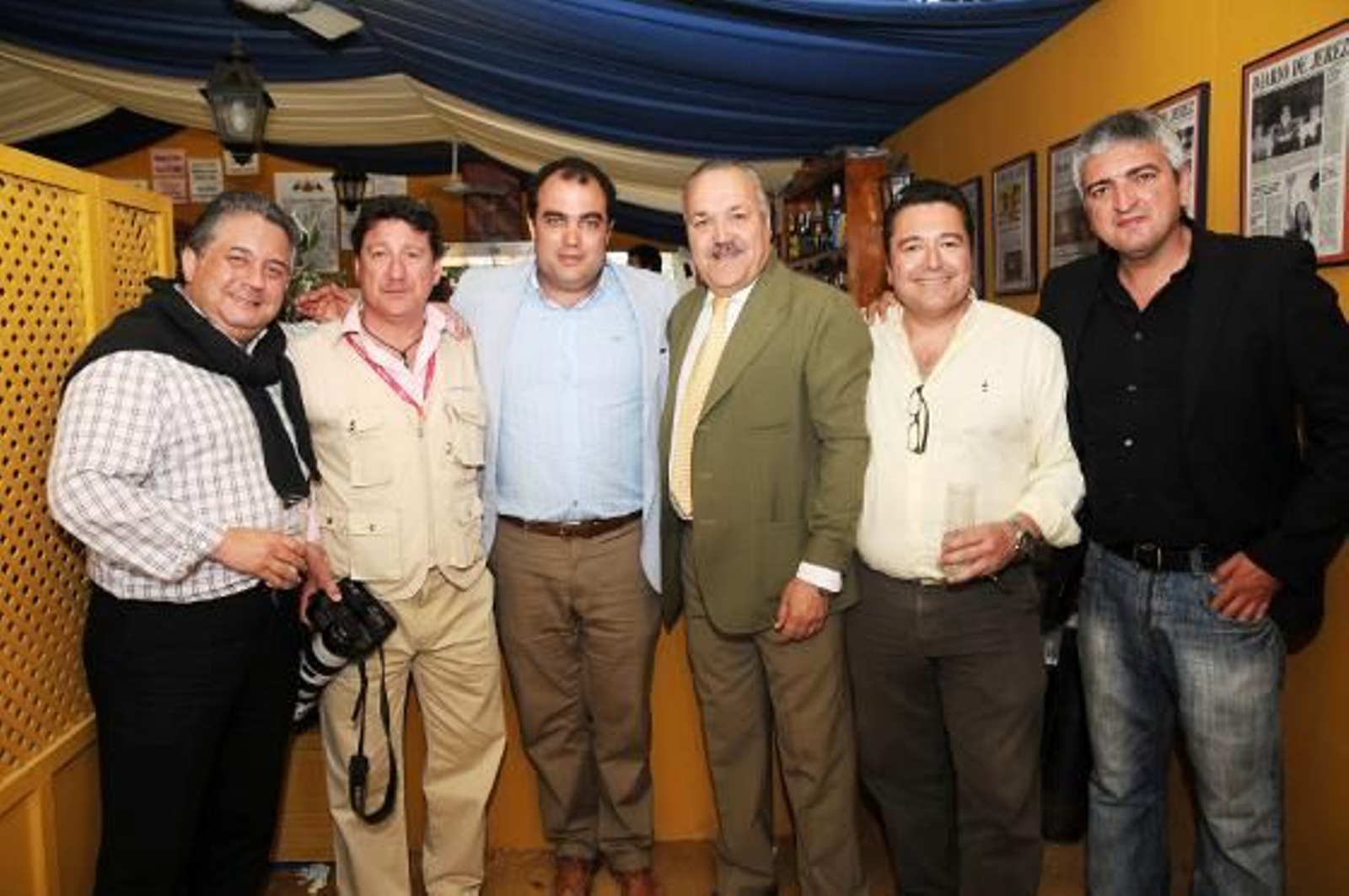 Paco Gandón, responsable de la caseta de González Byass, acompañado de José Manuel Sarmiento, presidente de Travelke de Sotogrande; Salvador Sibajas, responsable de enoturismo de González Byass junto a Pascual;, Miguel Ángel González, jefe de fotografía y fotógrafo de Diario de Jerez  y David Fernández, director de este Diario.