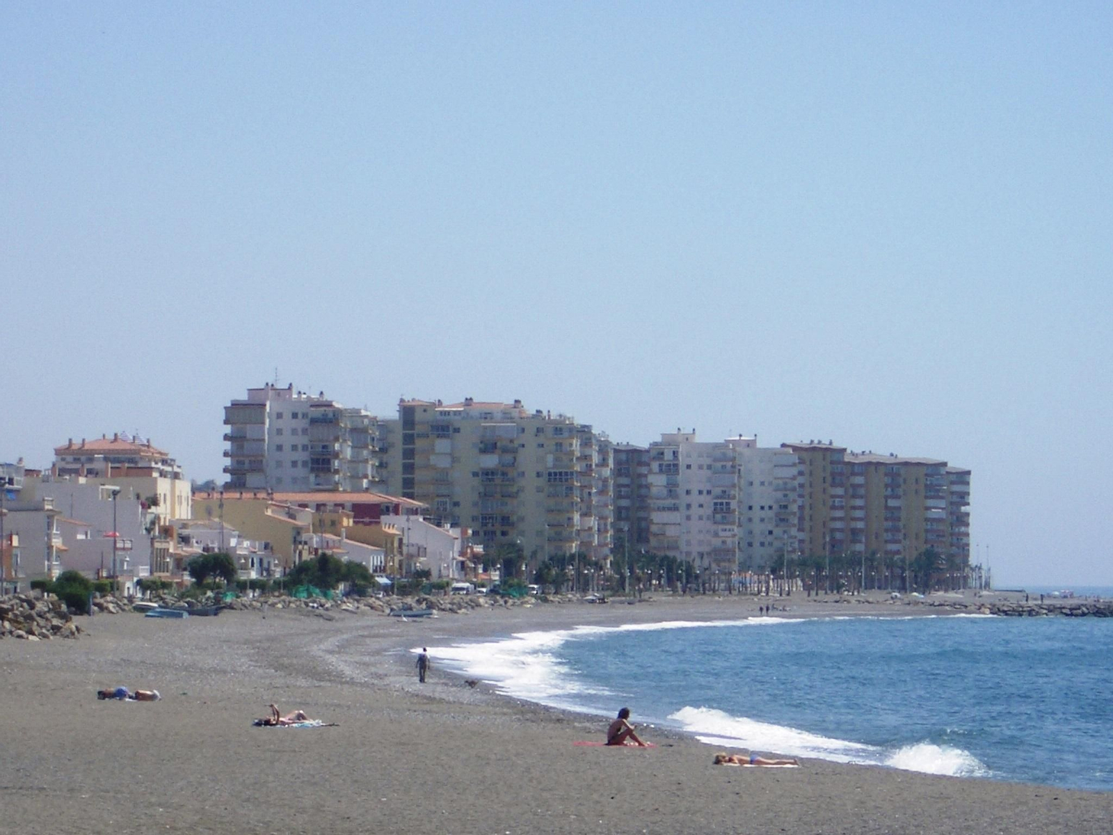 Una playa de Vélez-Málaga, en una imagen de archivo.