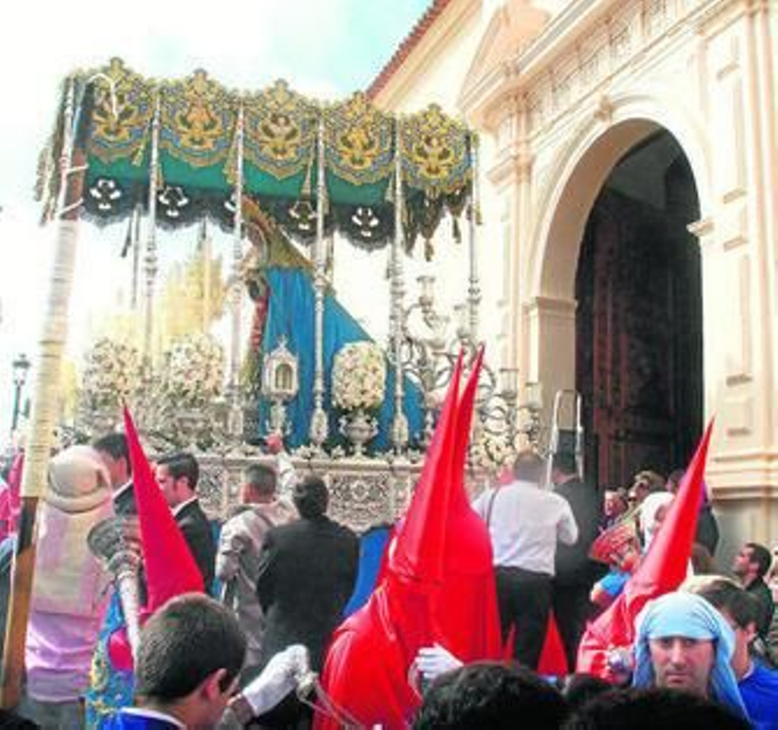 Una salida muy especial, con toda la belleza de la iglesia que ha sido limpiada de grafitis por la parroquia. A la derecha, el Señor y la Virgen, con lazo en recuerdo de Ruth y José.