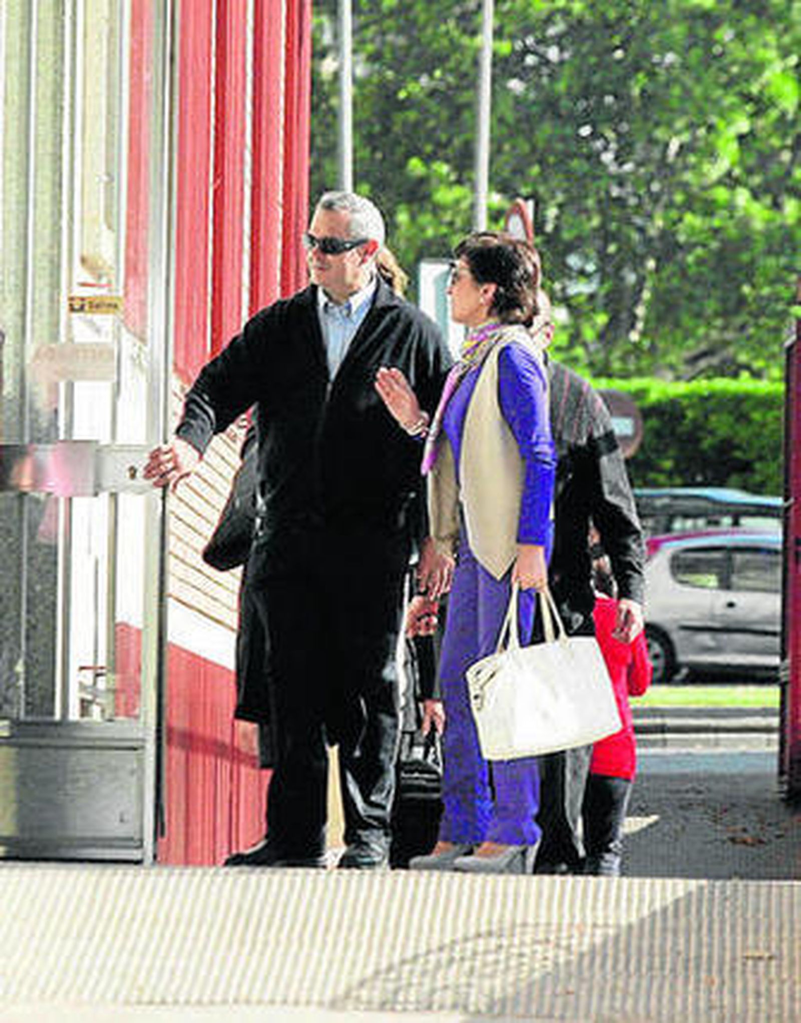 El hermano Manolo entra en los juzgados, ayer.