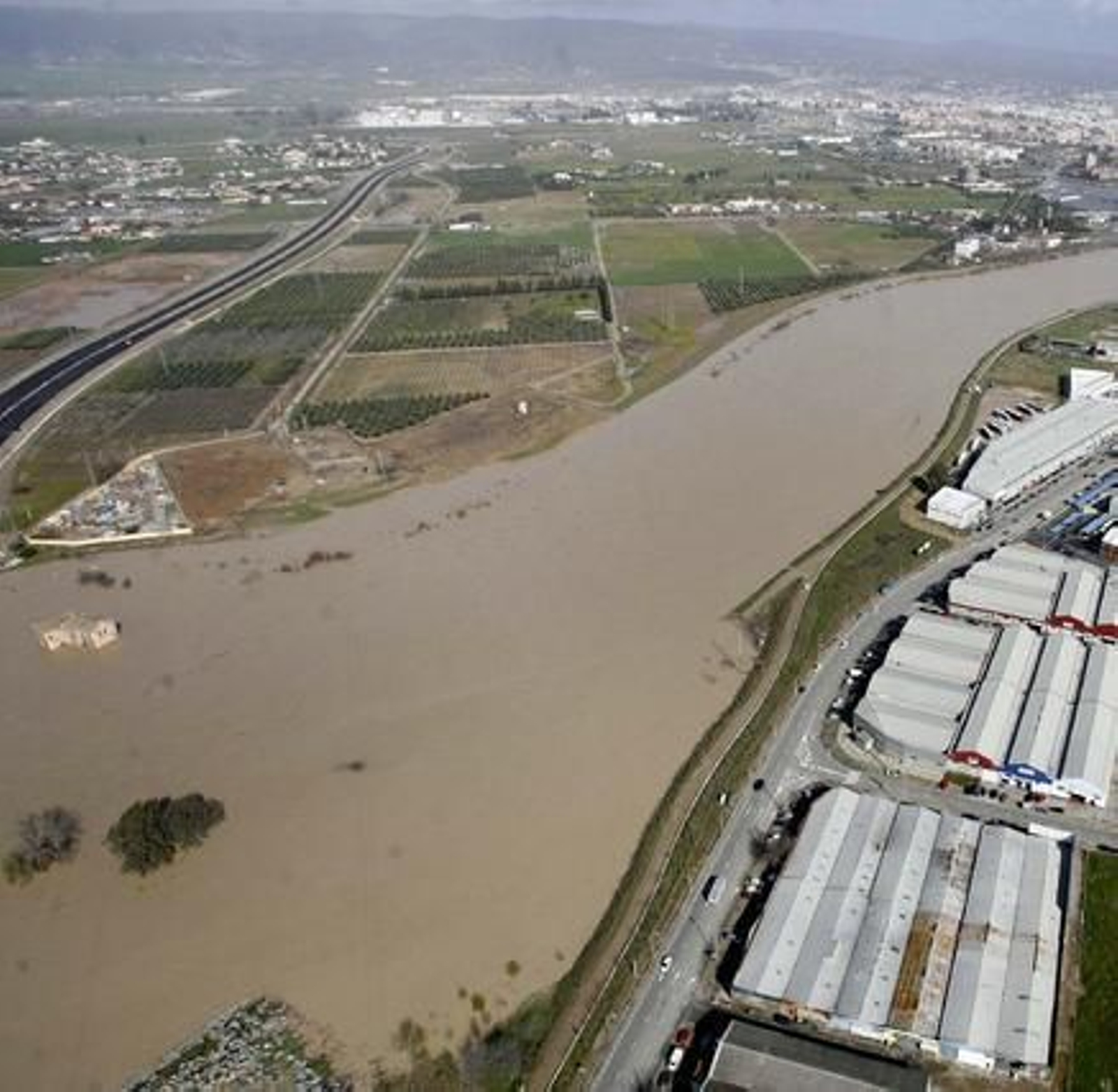 Vista aérea del cauce del río Guadalquivir desbordado a su paso por la zona del aeropuerto, la urbanización Altea y Córdoba. / José Martínez