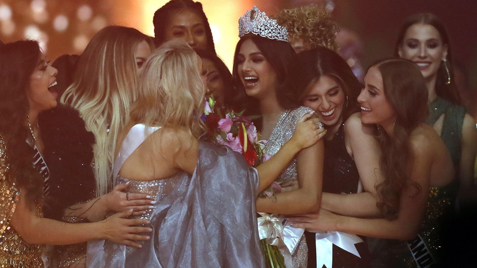 Miss India recibe la felicitación de sus compañeras tras ser proclamada ganadora. Miss India recibe la felicitación de sus compañeras tras ser proclamada ganadora.