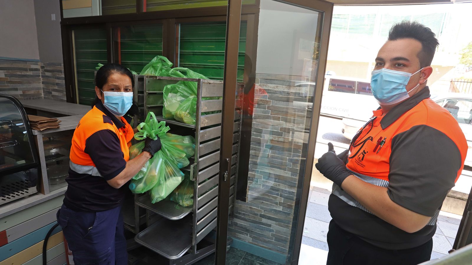 Los fogones que preparan los menús del Comedor del Carmen de Algeciras