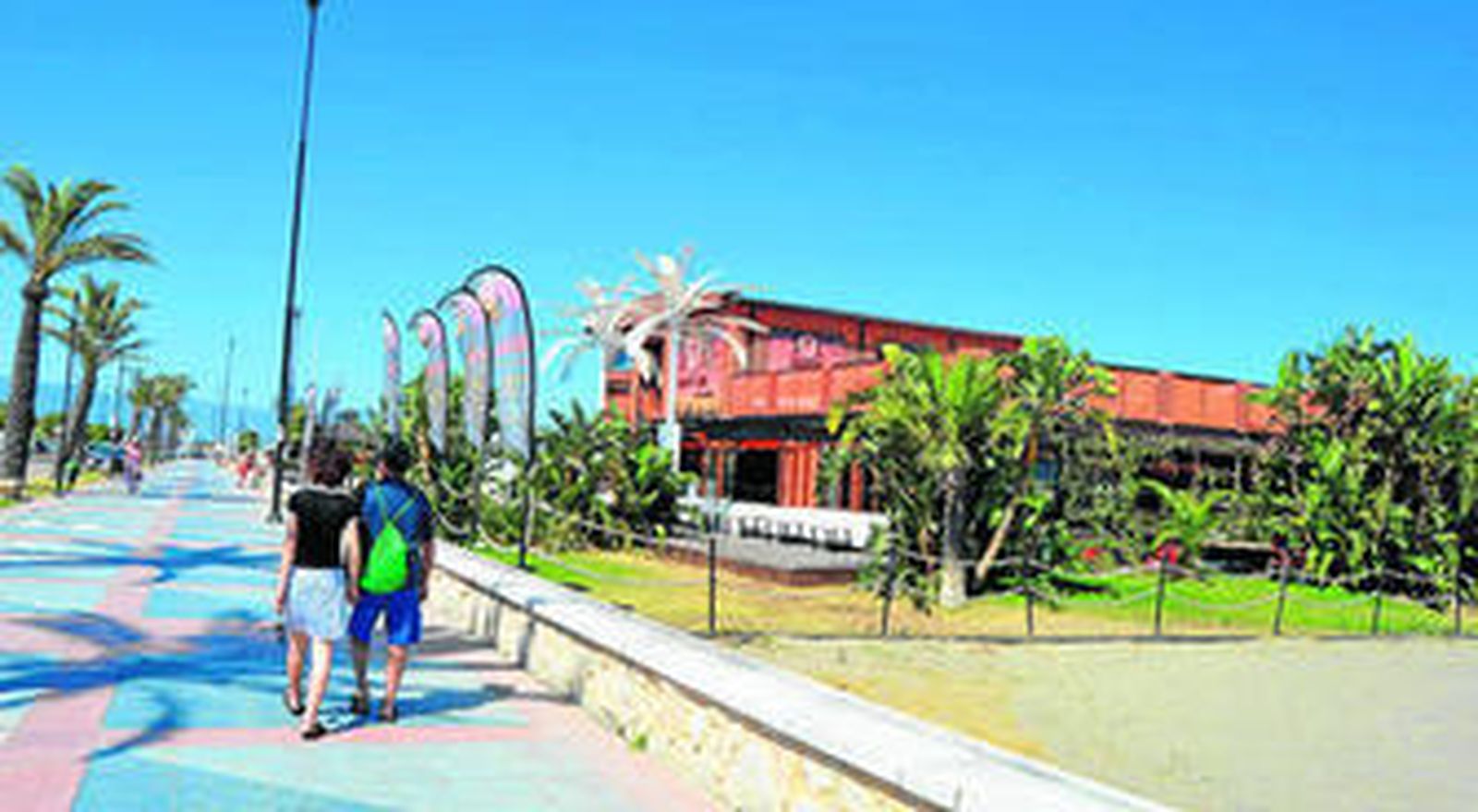 Algunos de los chiringuitos de Los Álamos.