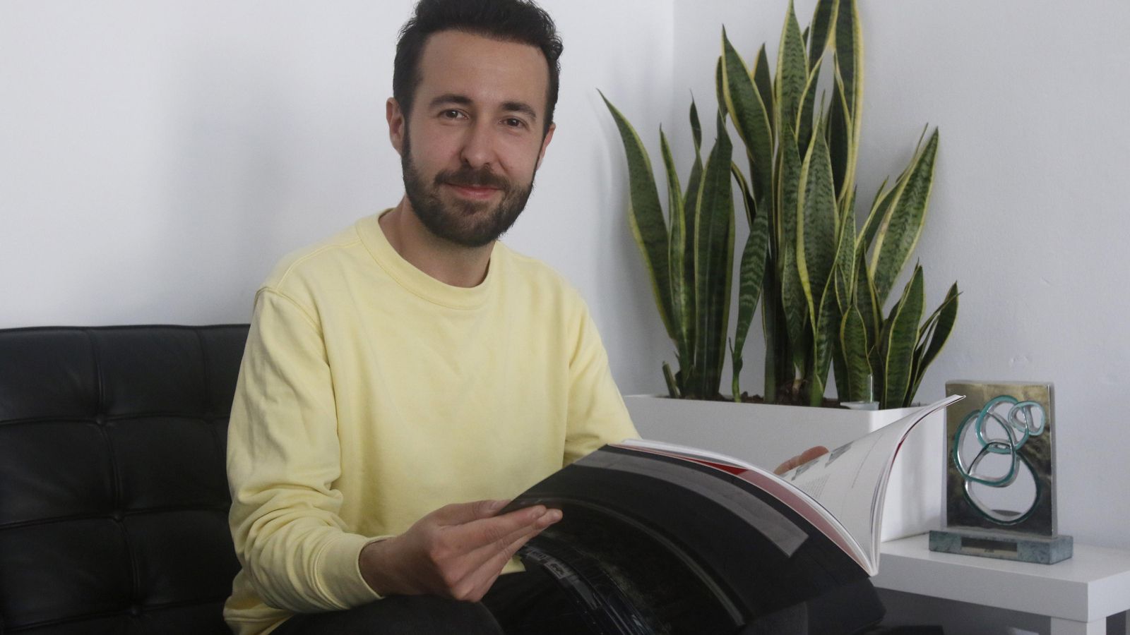 El antropólogo ojea una revista en la sede de la Fundación.