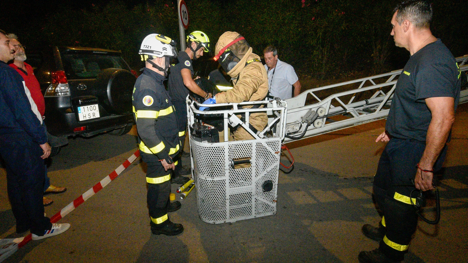 Las fotos de la retirada de un avispero asiático en Los Cortijillos